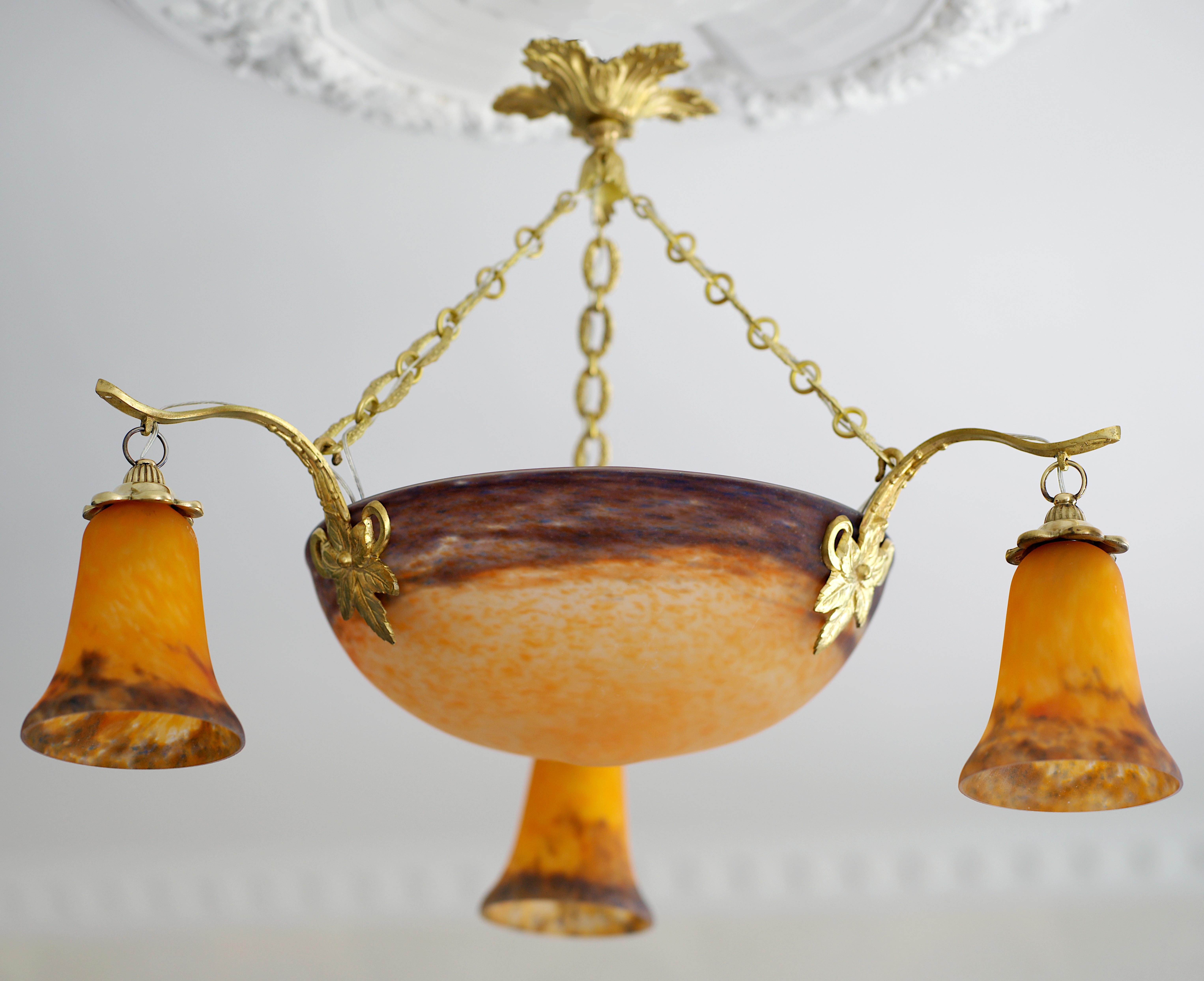 Französischer Art-Déco-Kronleuchter von Muller Freres, Croismare, Frankreich, 1920er Jahre. Gesprenkelte Glasschirme, die zwischen zwei Schichten gepudert sind, hängen an ihrer massiven Bronzehalterung von Petitot (Paris). Das Lila ist etwas