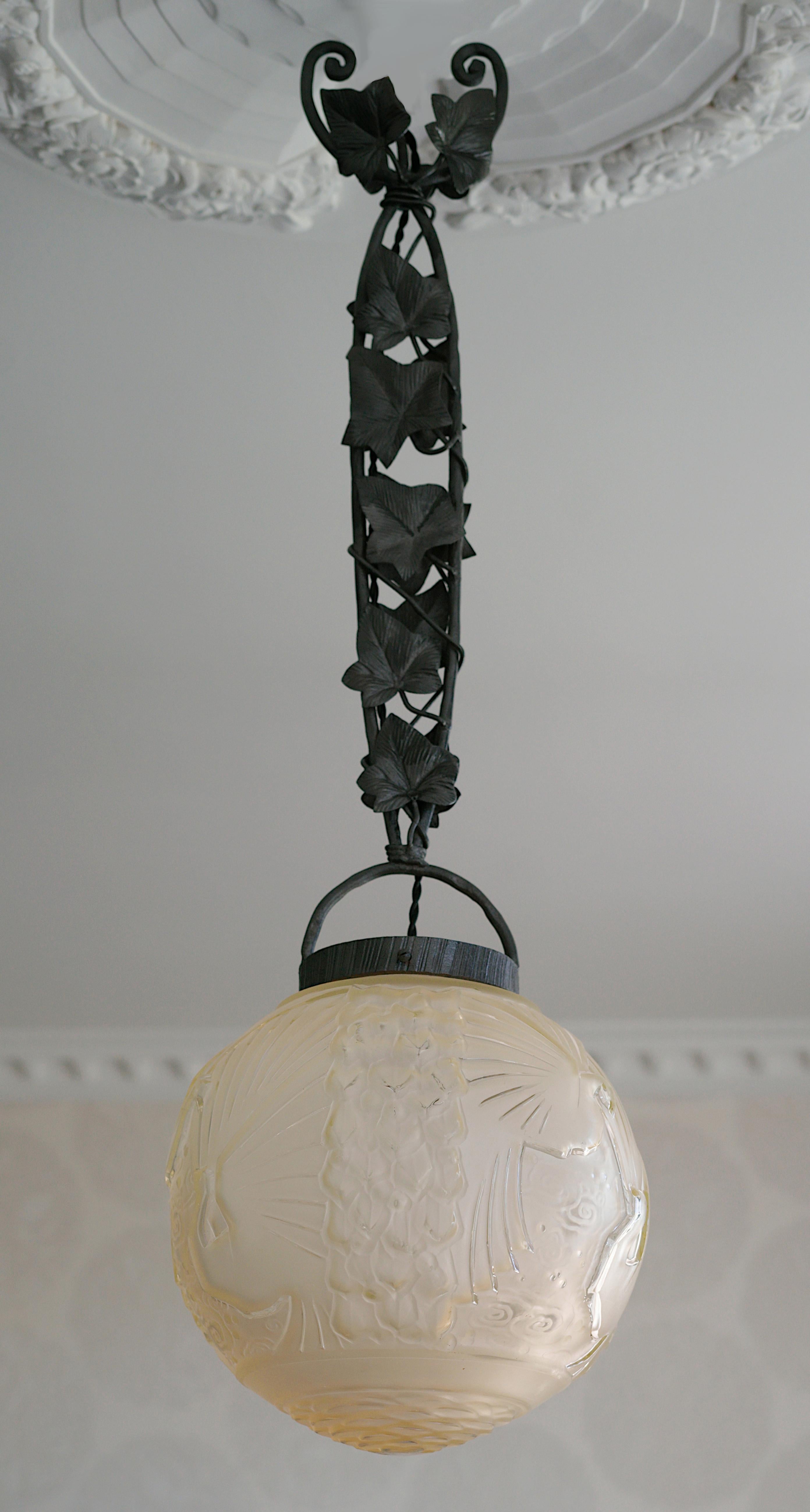 Francese Muller Freres Rara plafoniera a forma di uccello in stile Art Déco, 1920 in vendita