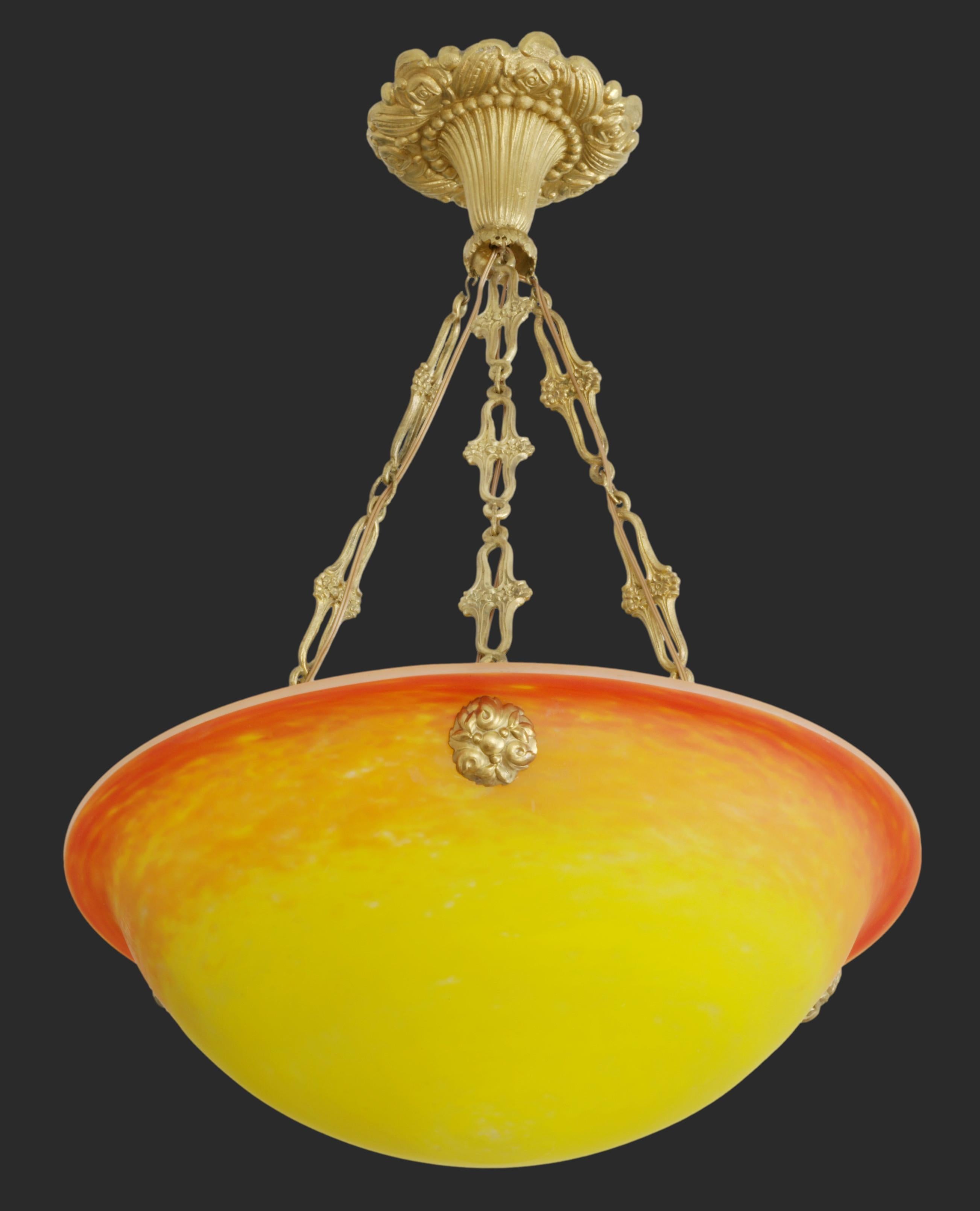 Lampadario a sospensione Art Déco francese di Muller Frères (Luneville, vicino a Nancy), Francia, anni Venti. Paralume in vetro doppio soffiato screziato. Colori rari: giallo e arancione. Schema dell'alba. Splendido e autentico apparecchio in bronzo