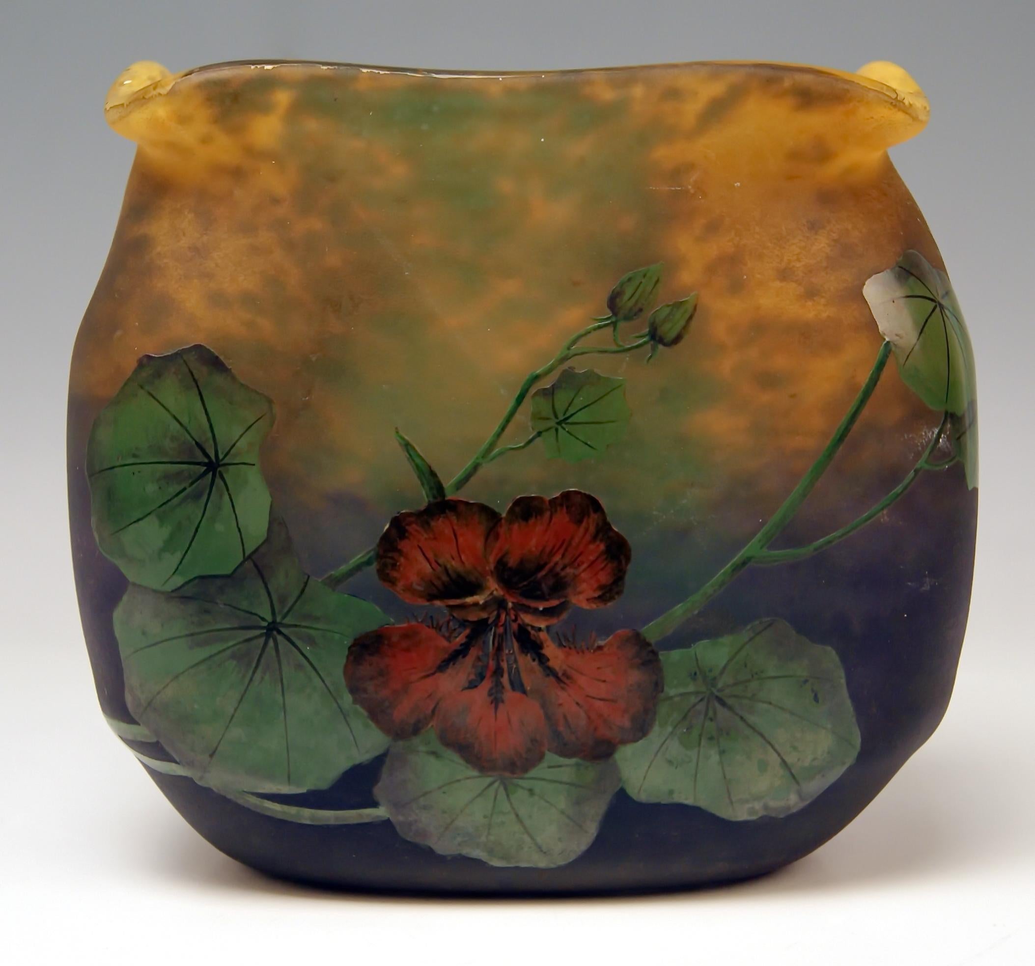 Vase carré en verre camée de Muller Frères de la période Art Nouveau tardive. 
Excellente décoration avec les fleurs des Fleurs (capucine). 

Fabrication : 
Muller Frères:: fabriqué en France:: Croismare / Lunéville près de Nancy:: vers 1919-1925 .