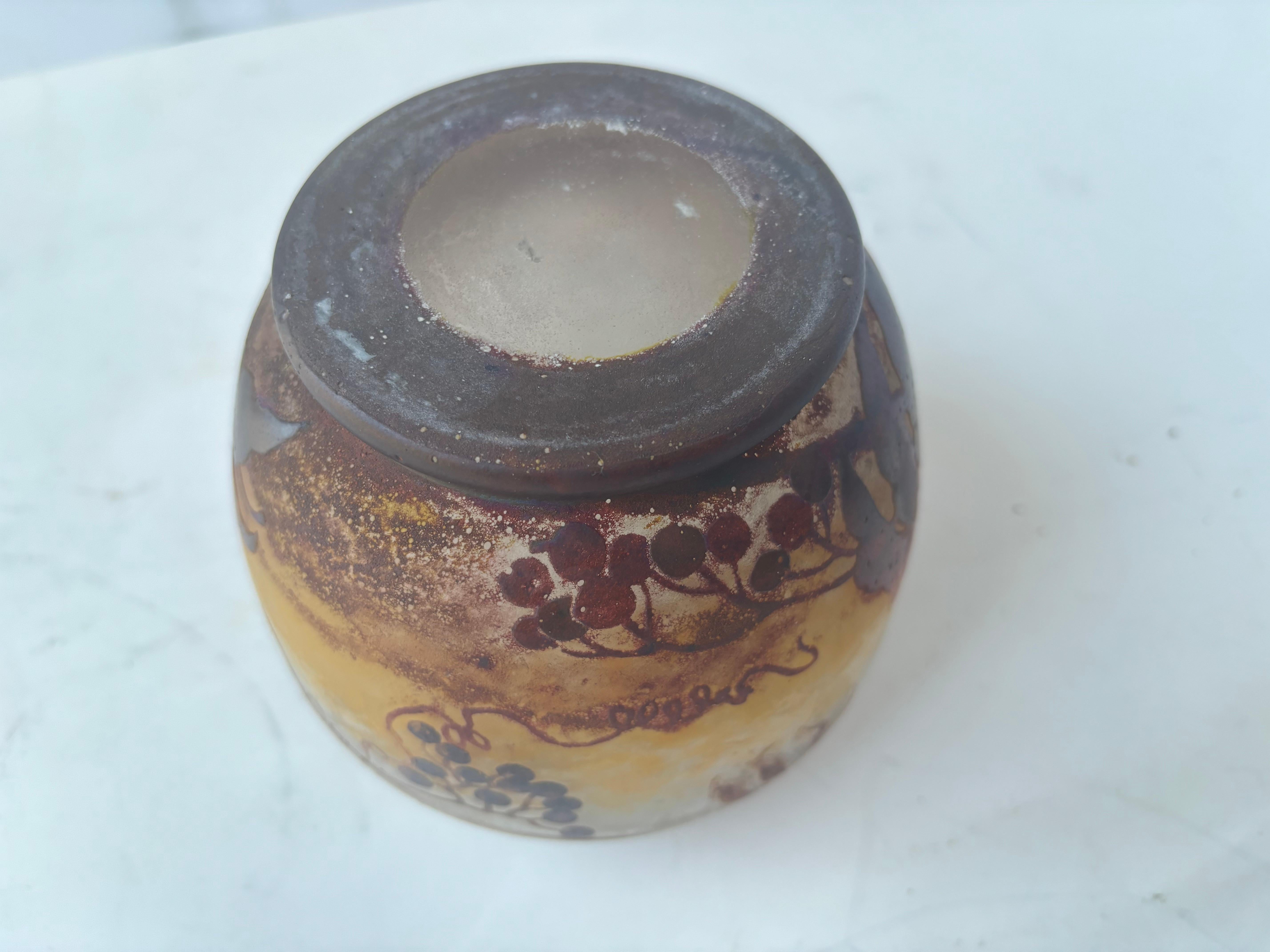 Fait main Vase/ bol de Muller Freres en verre acide émaillé gravé en camée de camée en vente