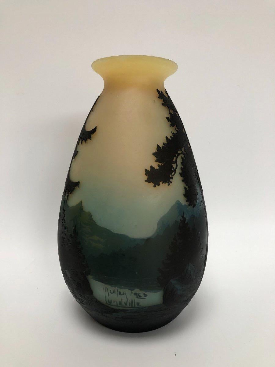 Superb Muller brother vase decorated with Vosges landscape around 1925 
The vase is in perfect condition

Diameter: 13 cm
Diameter col 7,1 cm
Height: 21,5 cm
Weight: 800 gr

You can contact me for more information and delivery costs.

The