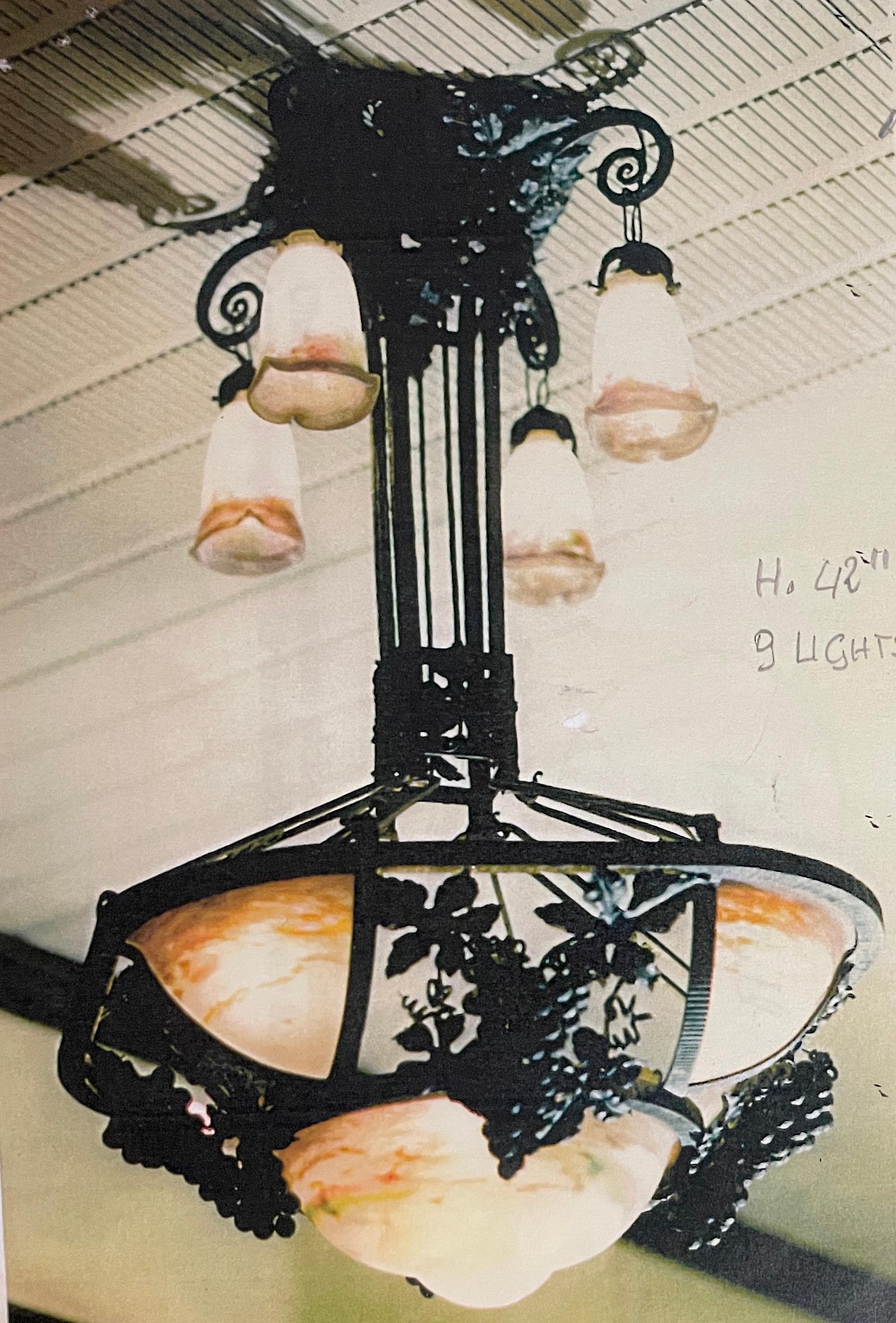 Lampe ancienne faite à la main avec des motifs botaniques par Muller Frères.

Muller Frères étaient des verriers renommés de Lunéville, en France, célèbres pour leur production de verreries Art nouveau.

Il s'agit d'une rare et magnifique lampe
