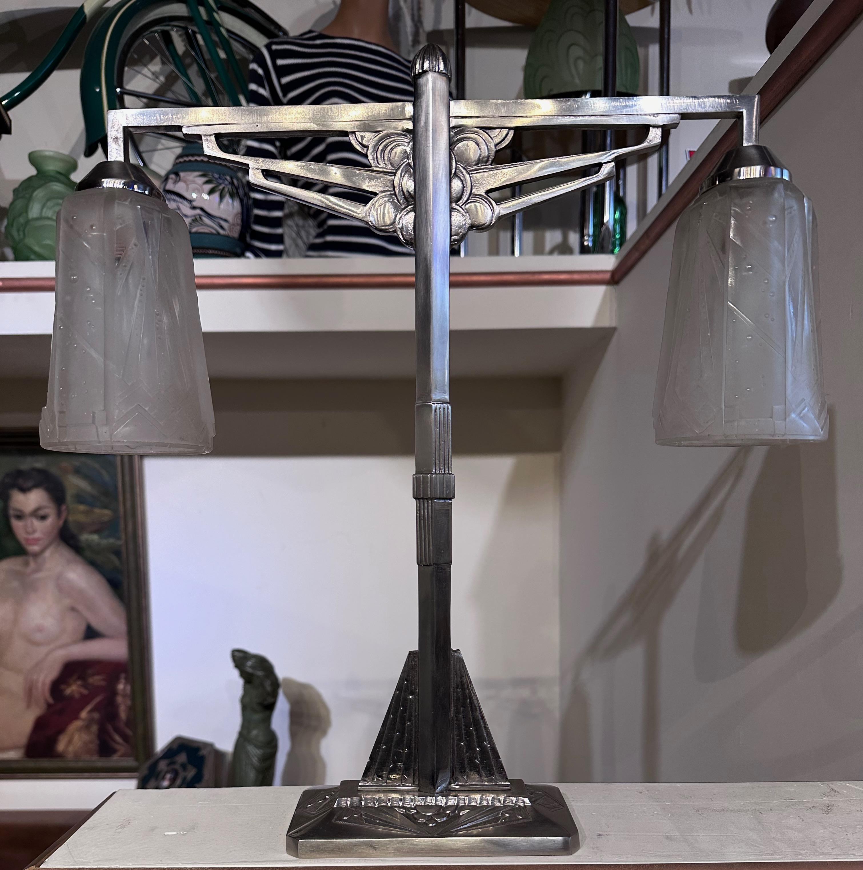 Muller signiert Modernist Eisen Double Hung Art Deco Tischlampen. 1930er Jahre Muller doppelt hängenden Französisch versilbert Eisenlampen mit einem modernistischen Glas-Design-Stil. Sehr gute Qualität Französisch 