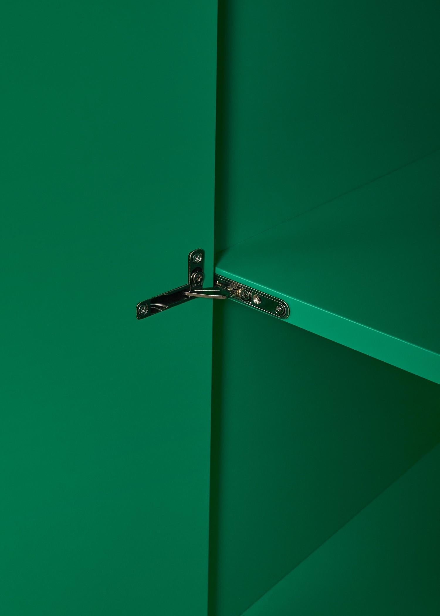 Materiali:
I contenitori, i ripiani e le ante sono realizzati in MDF e laccati lucidi in quattro colori diversi: NCS 3060-B90G (Verde), NCS 3560-Y80R (Rosso), NCS 7020-R80B (Blu), NCS 8010-R10B (Melanzana). Gli interni sono sempre laccati con