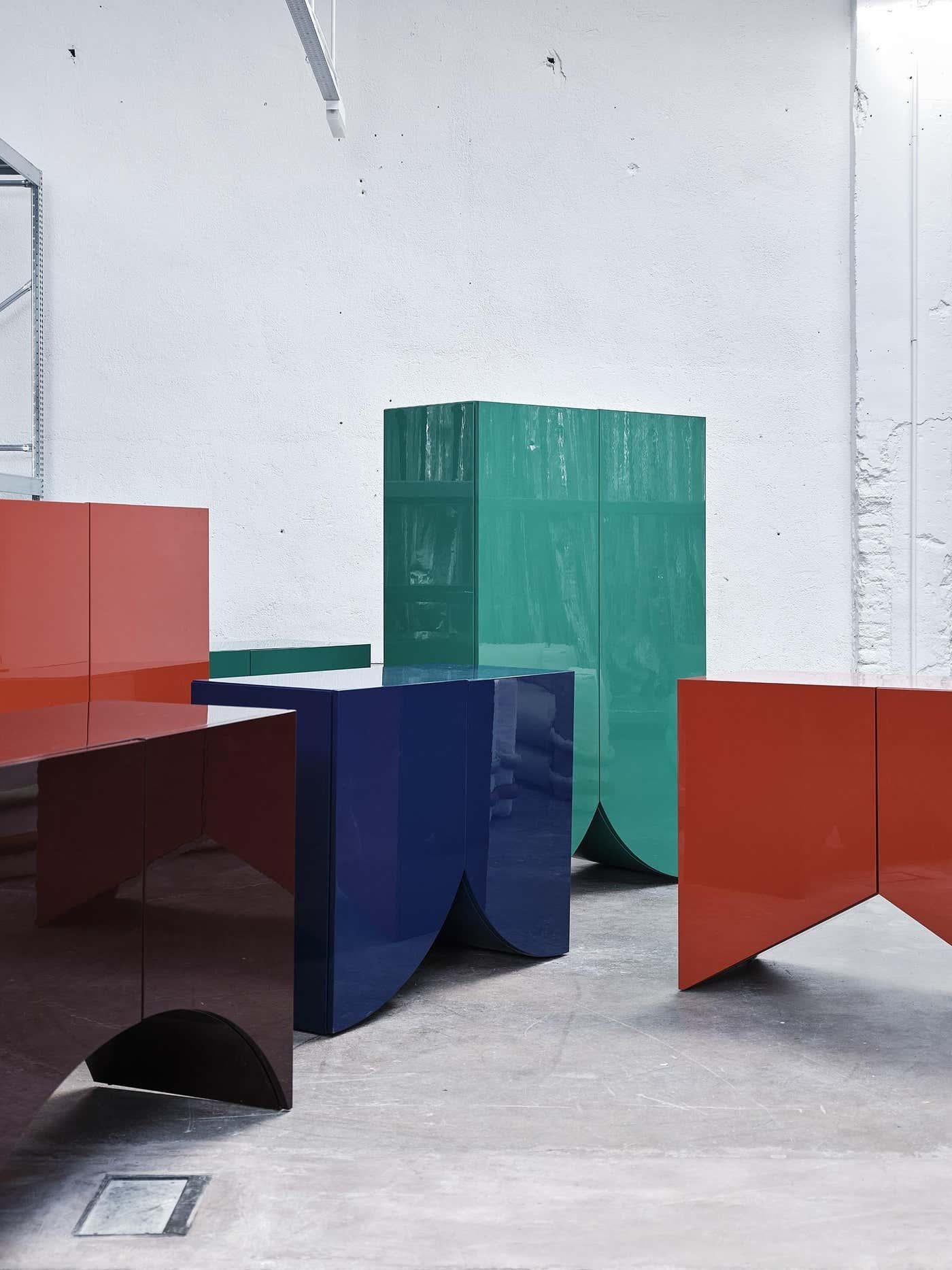 Bois Muller Van Severen, Bridges Cabinet, armoire laquée aubergine M. en vente