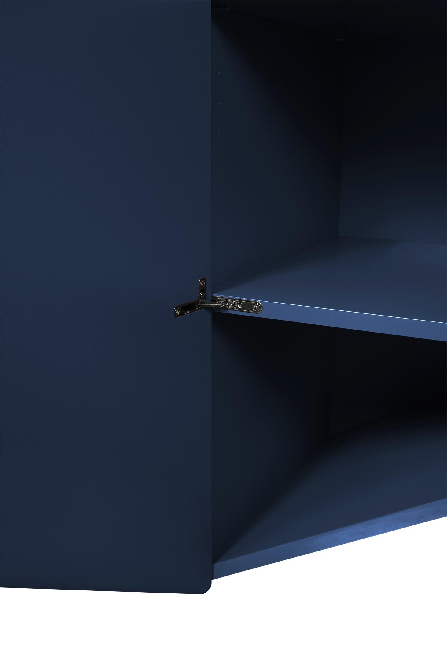 Material
Los contenedores, estantes y puertas son de MDF y están lacados en brillo en cuatro colores diferentes: NCS 3060-B90G (Verde), NCS 3560-Y80R (Rojo), NCS 7020-R80B (Azul), NCS 8010-R10B (Berenjena). Los interiores siempre están lacados en