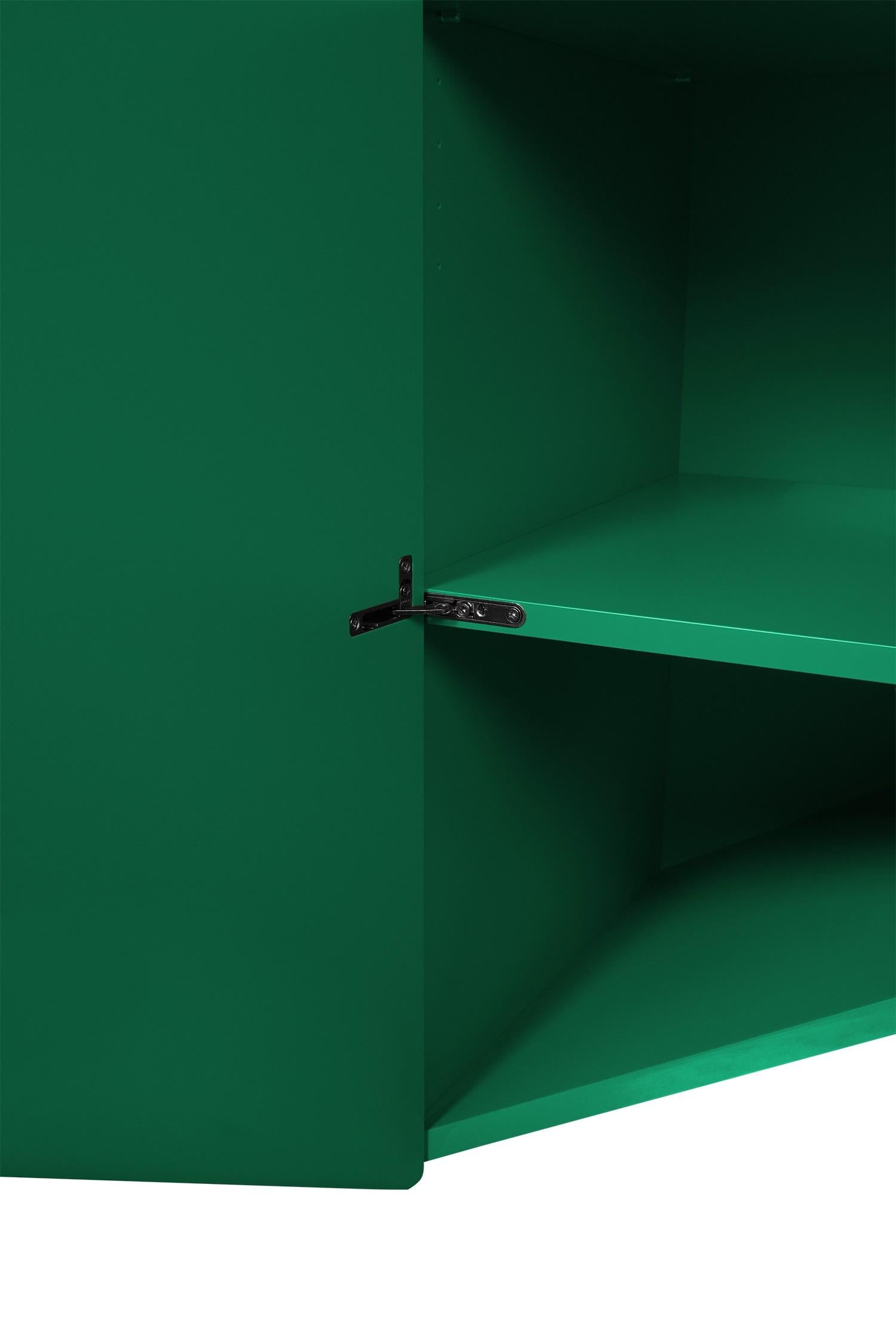 Materiales:
Los contenedores, estantes y puertas son de MDF y están lacados en brillo en cuatro colores diferentes: NCS 3060-B90G (Verde), NCS 3560-Y80R (Rojo), NCS 7020-R80B (Azul), NCS 8010-R10B (Berenjena). Éste en verde. Los interiores siempre