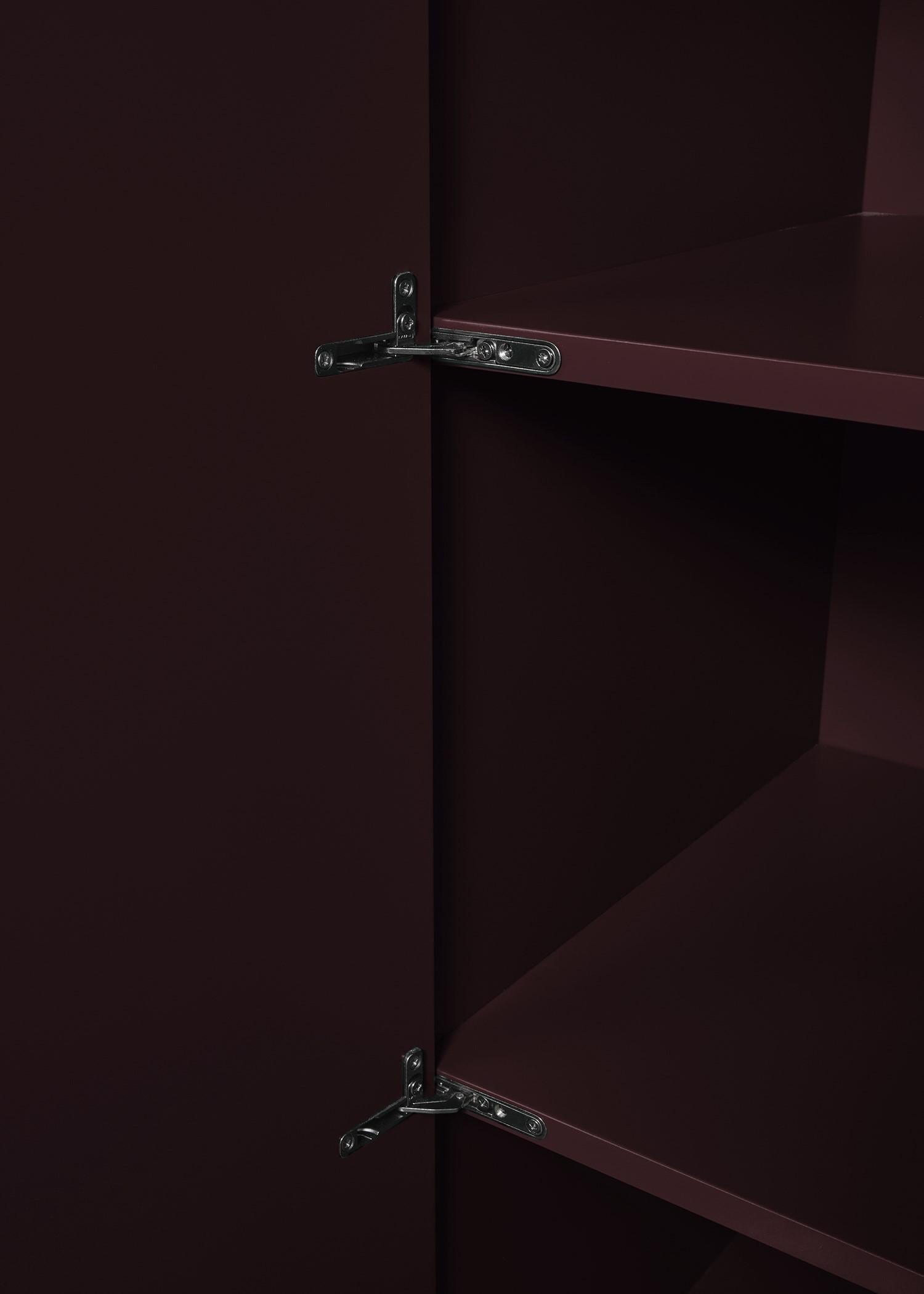 I materiali
I contenitori, i ripiani e le ante sono realizzati in MDF e laccati lucidi in quattro colori diversi: NCS 3060-B90G (Verde), NCS 3560-Y80R (Rosso), NCS 7020-R80B (Blu), NCS 8010-R10B (Melanzana). Gli interni sono sempre laccati con