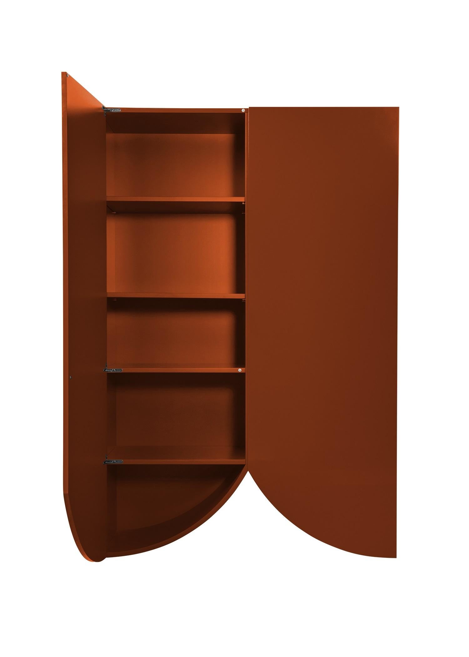 I materiali
I contenitori, i ripiani e le ante sono realizzati in MDF e laccati lucidi in quattro colori diversi: NCS 3060-B90G (Verde), NCS 3560-Y80R (Rosso), NCS 7020-R80B (Blu), NCS 8010-R10B (Melanzana). Gli interni sono sempre laccati con