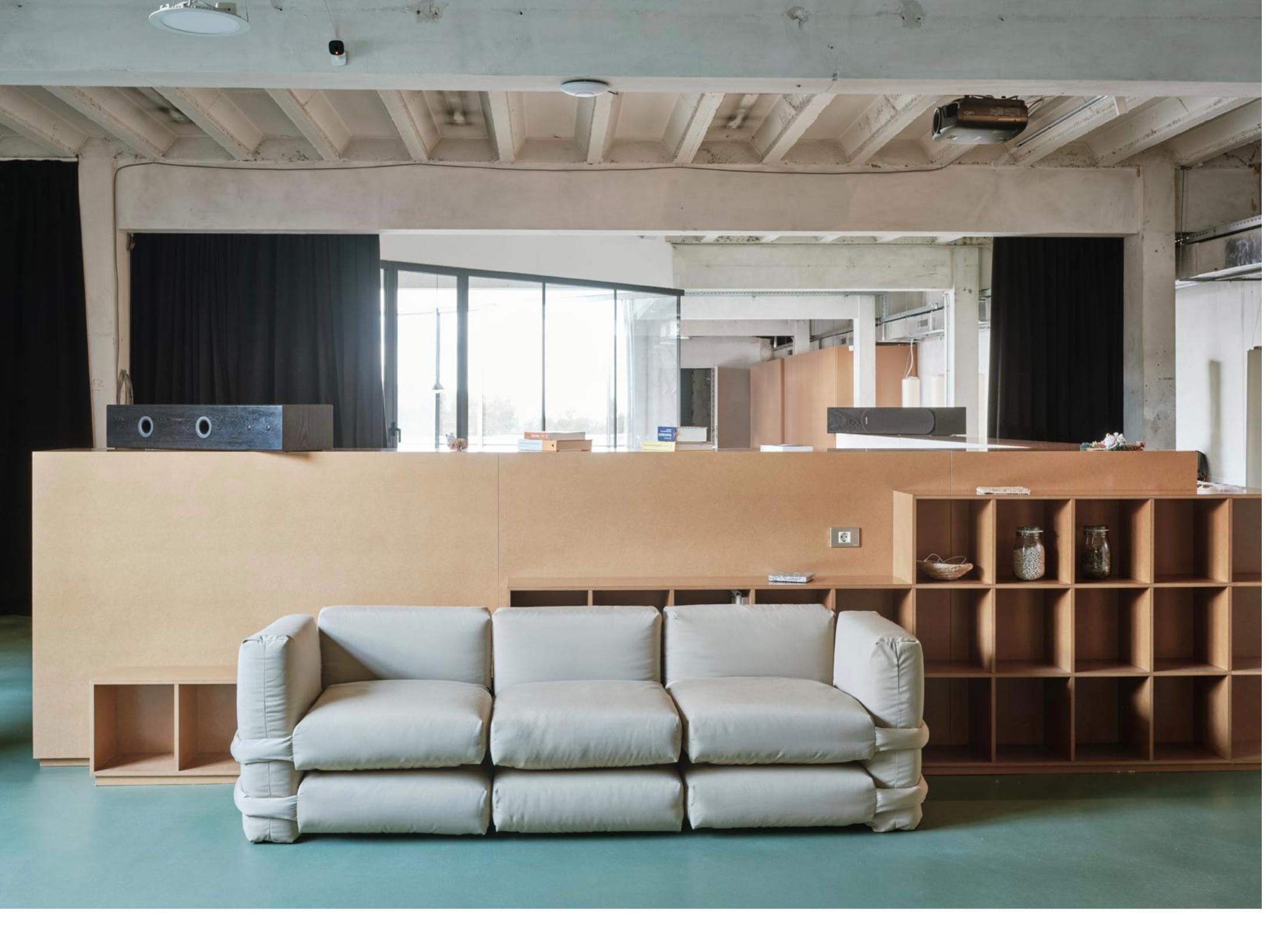 Muller Van Severen Corner UV Pro Beige, Pillow Sofa In Leder Für Bd Barcelona im Angebot 5