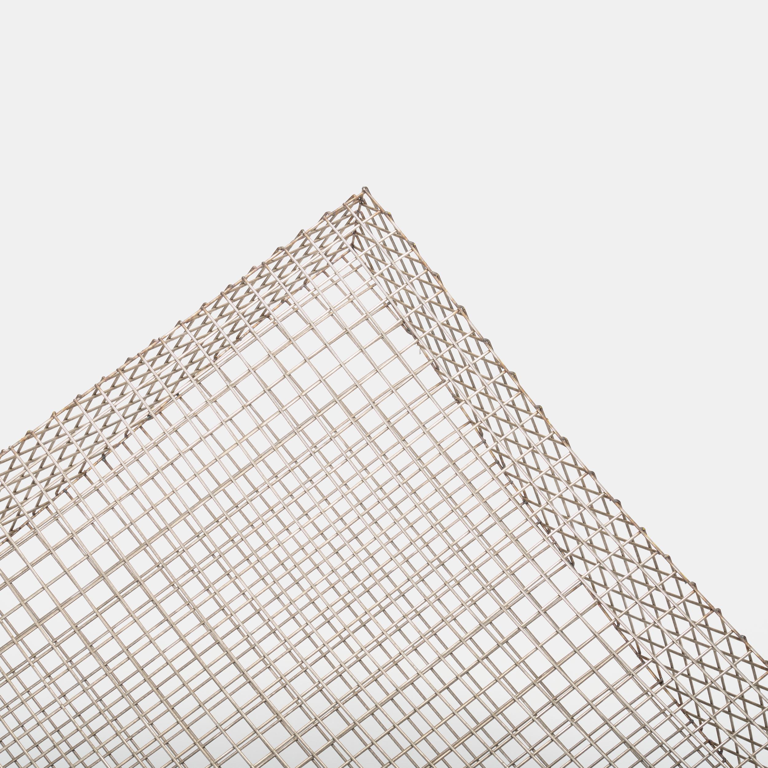 Les chaises Wire S de Muller Van Severen ont été créées spécifiquement pour la Solo House en Espagne. Leurs designs sont un exemple frappant de minimalisme fonctionnel devenu sculptural, et le processus de production des sièges est un exercice