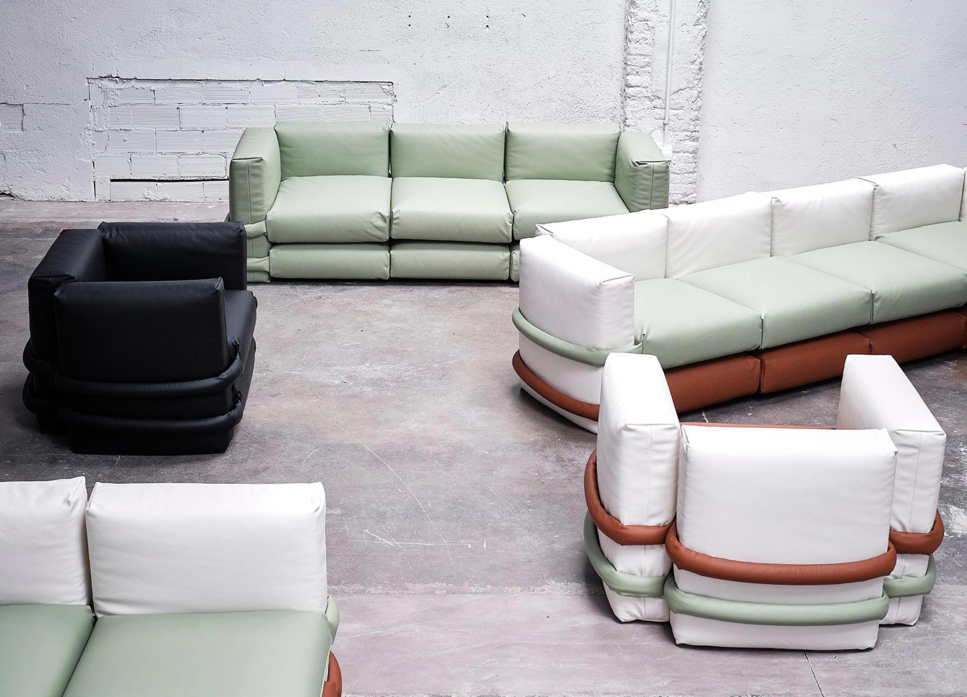 Müller van Severen  Viersitzer-Sofa aus Leder für Bd Barcelona, Kissen im Angebot 6