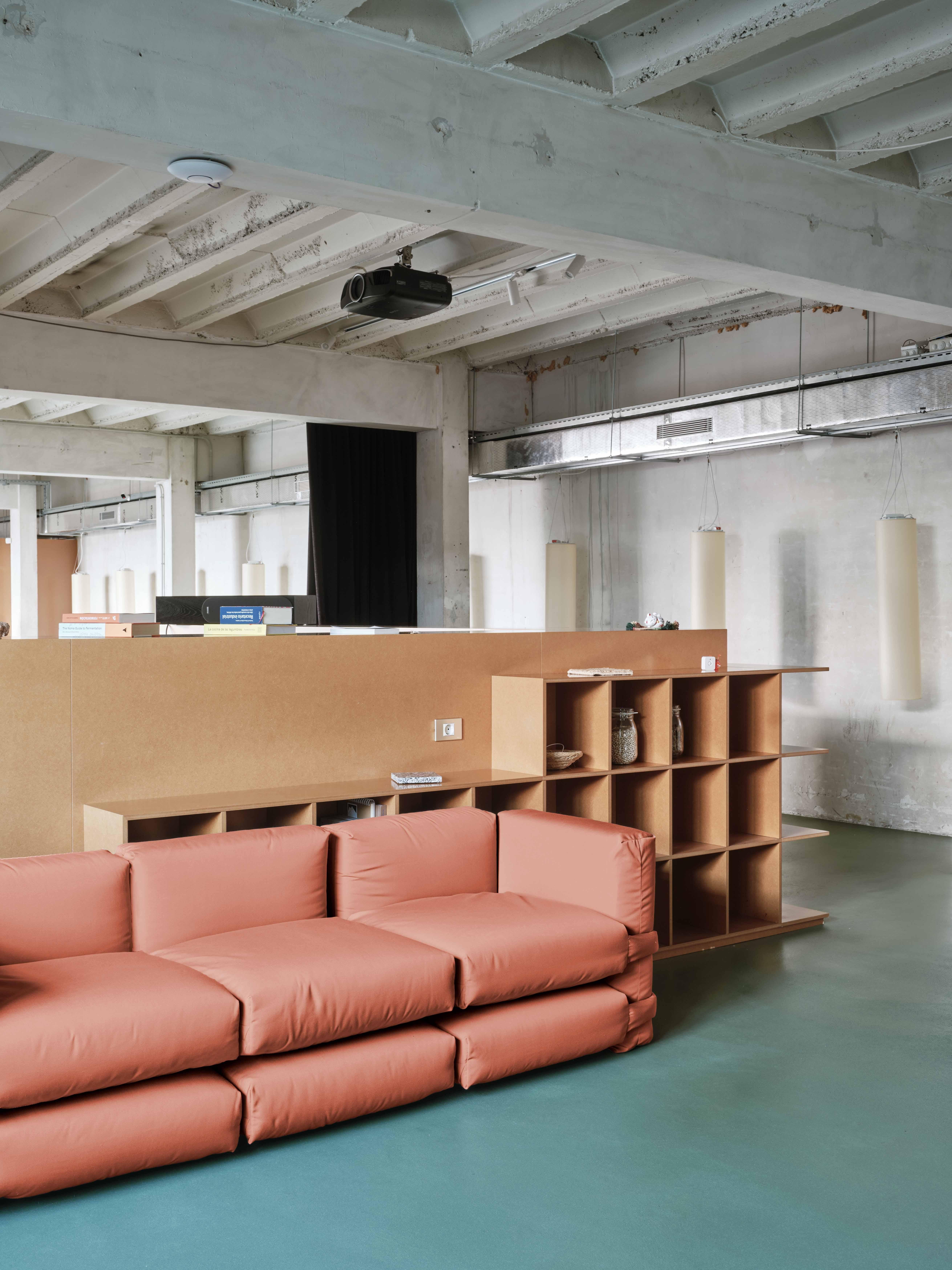 XXIe siècle et contemporain Canapé deux places Muller Van Severen, coton, bleu clair en vente