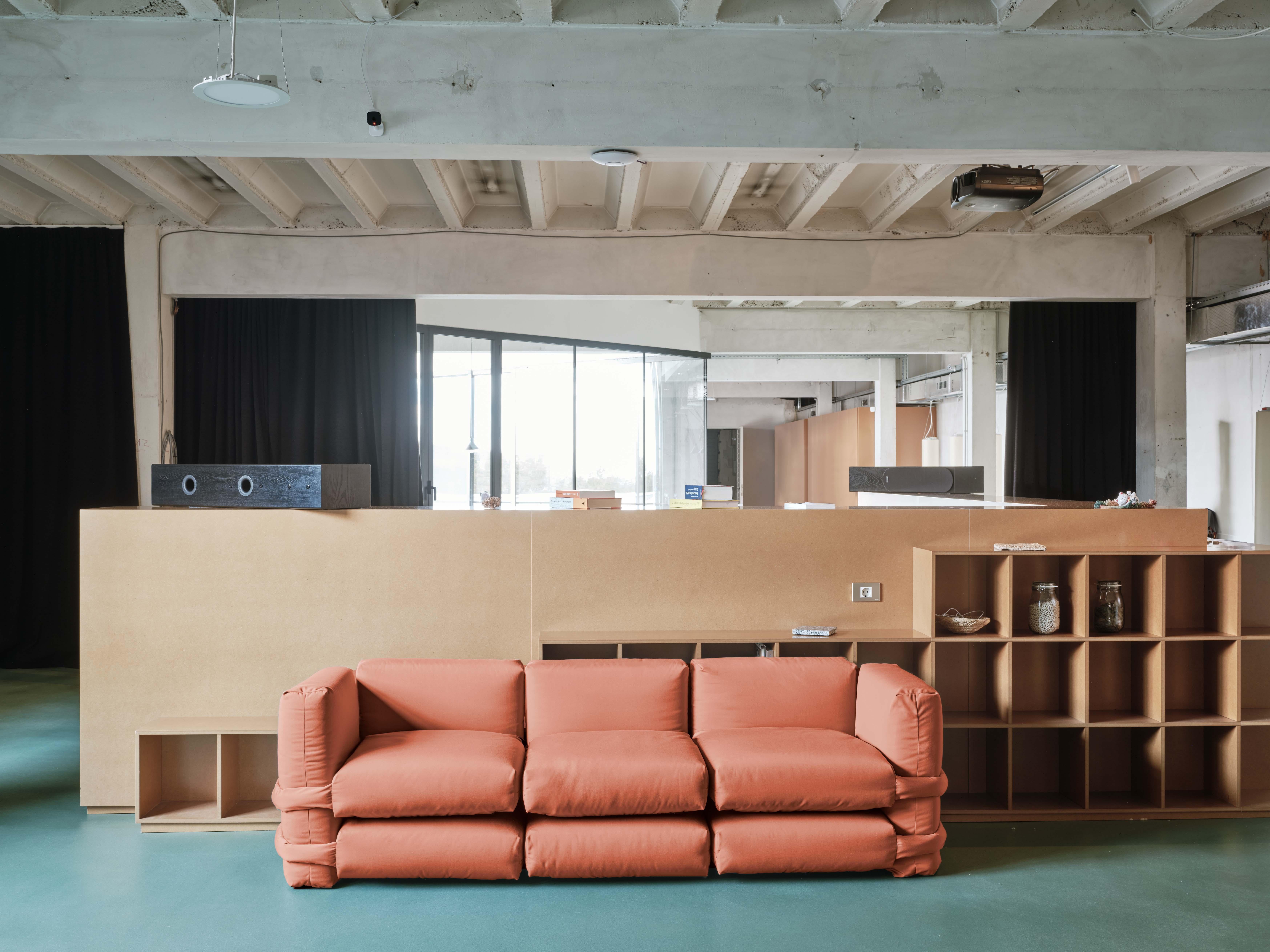 Le canapé Pillow est conçu par Muller Van Severen et présenté par BD. Ce canapé a été amélioré dans un nouveau système ludique et modulaire. Les coussins indépendants sont nets et richement colorés, parfaits pour être assemblés afin de créer une