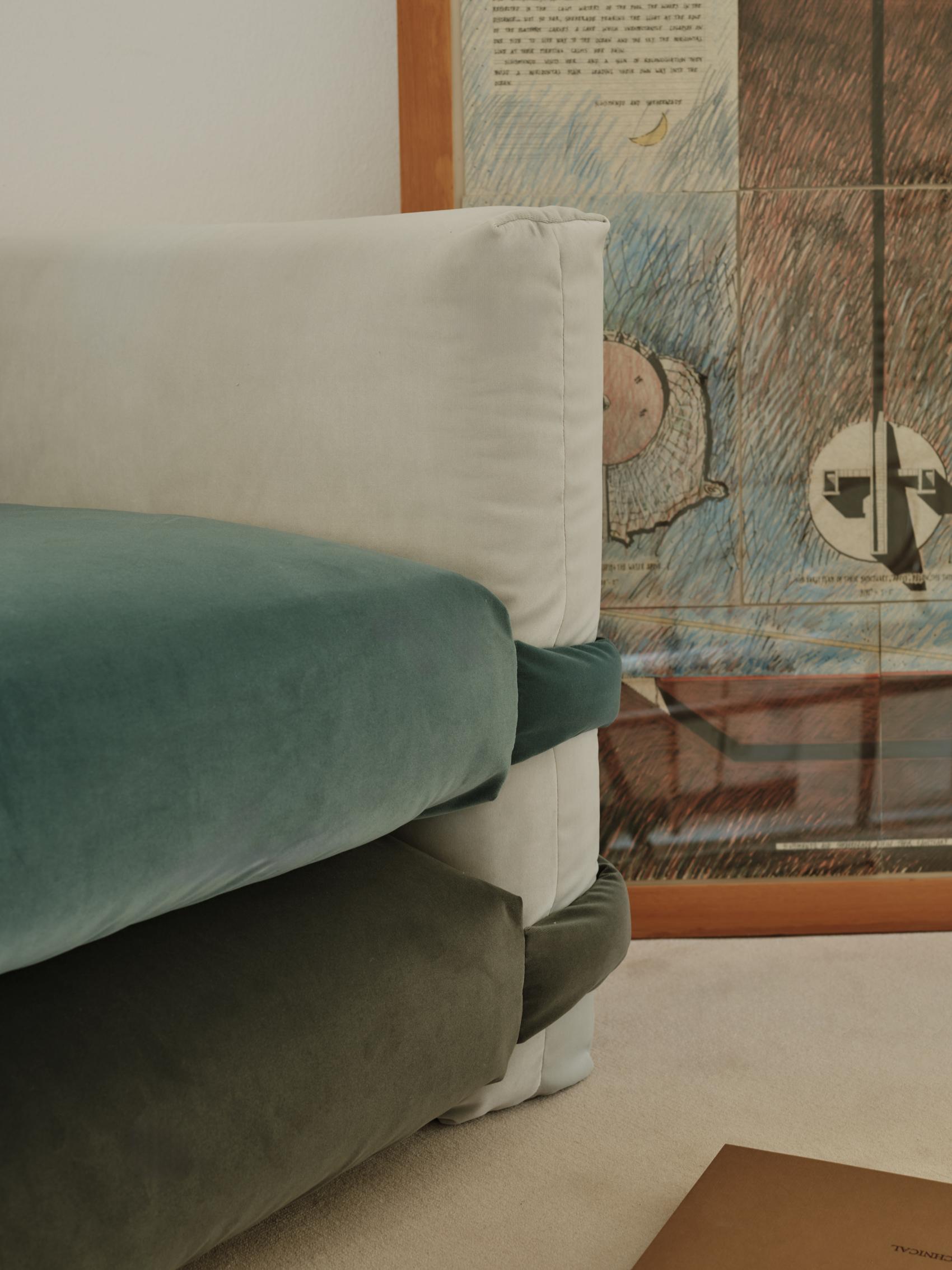 Muller Van Severen, Kissen-Sofa, Maharam, Burgunderrot und Grau, Dreisitzer im Angebot 4