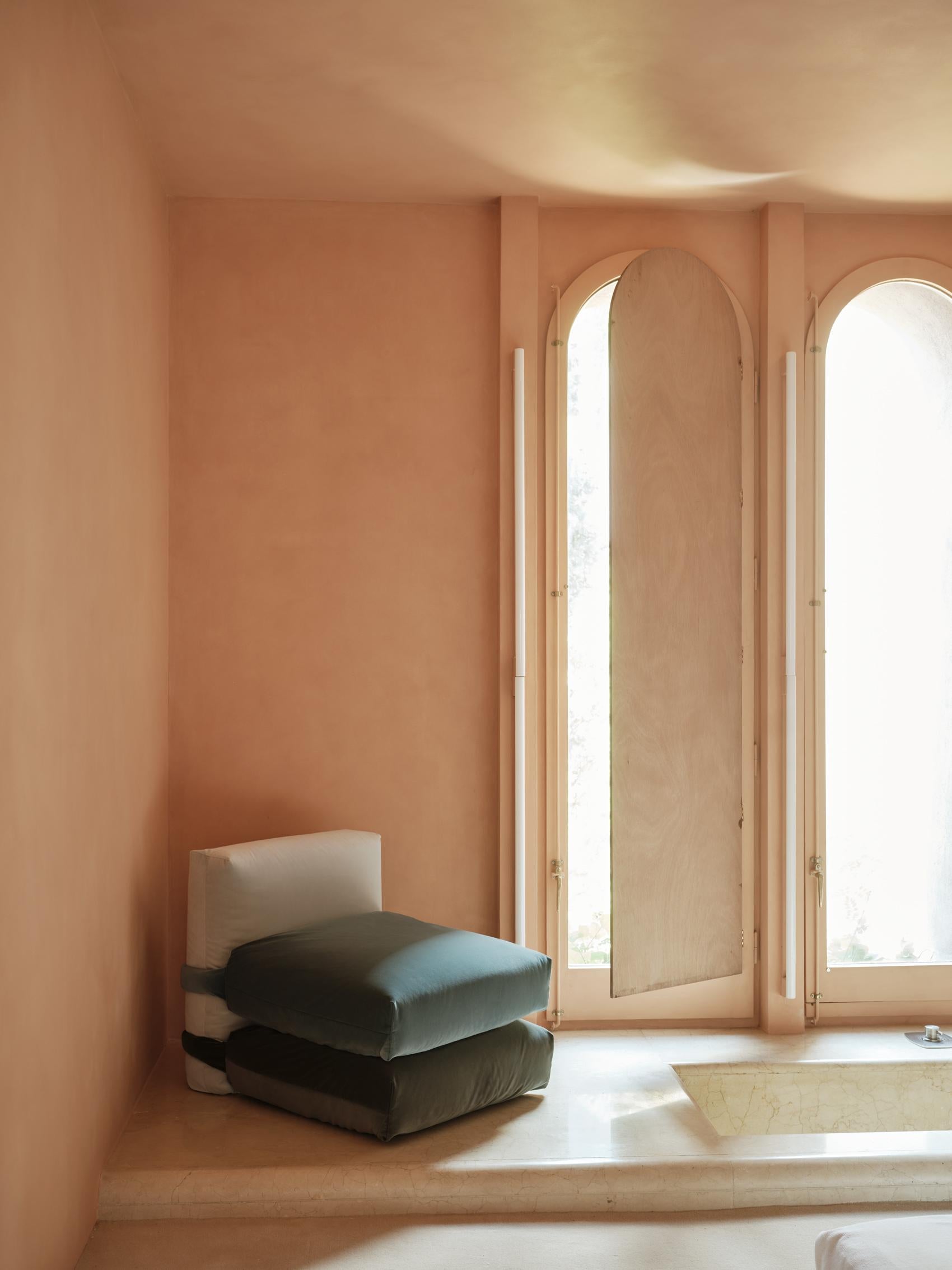 Muller Van Severen, Kissen-Sofa, Maharam, Burgunderrot und Grau, Dreisitzer im Angebot 5