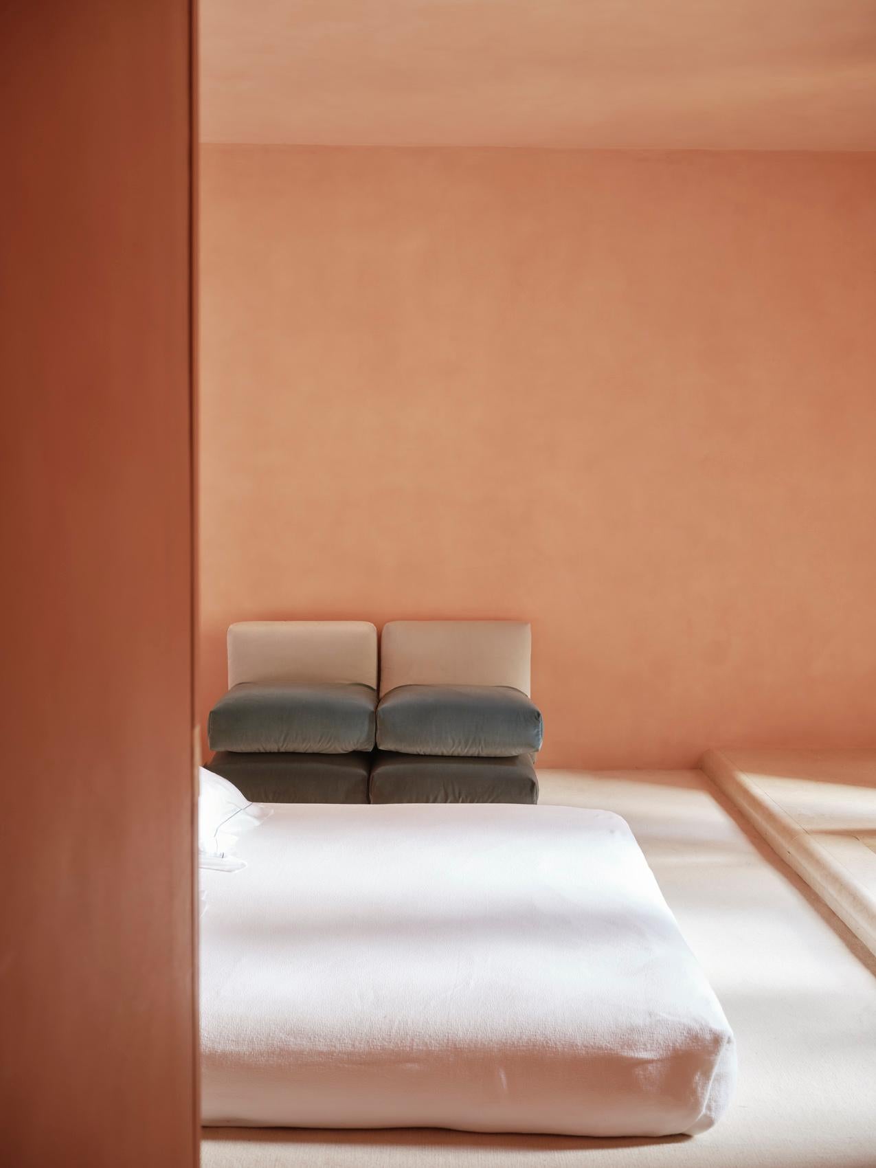 Muller Van Severen, Kissen-Sofa, Maharam, Burgunderrot und Grau, Dreisitzer im Angebot 6