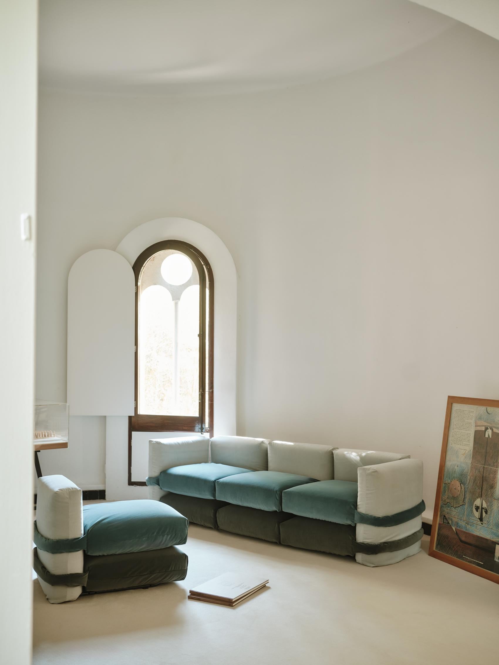 Muller Van Severen, Kissen-Sofa, Maharam, Burgunderrot und Grau, Dreisitzer (Spanisch) im Angebot