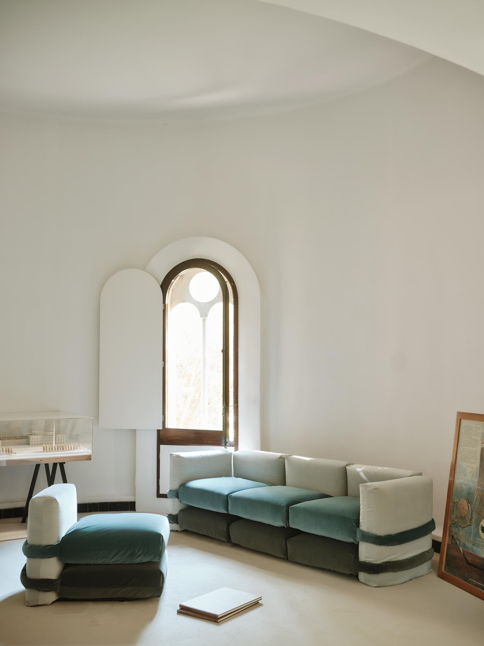 Muller Van Severen, Kissen-Sofa, Maharam, Burgunderrot und Grau, Dreisitzer im Zustand „Neu“ im Angebot in Barcelona, ES