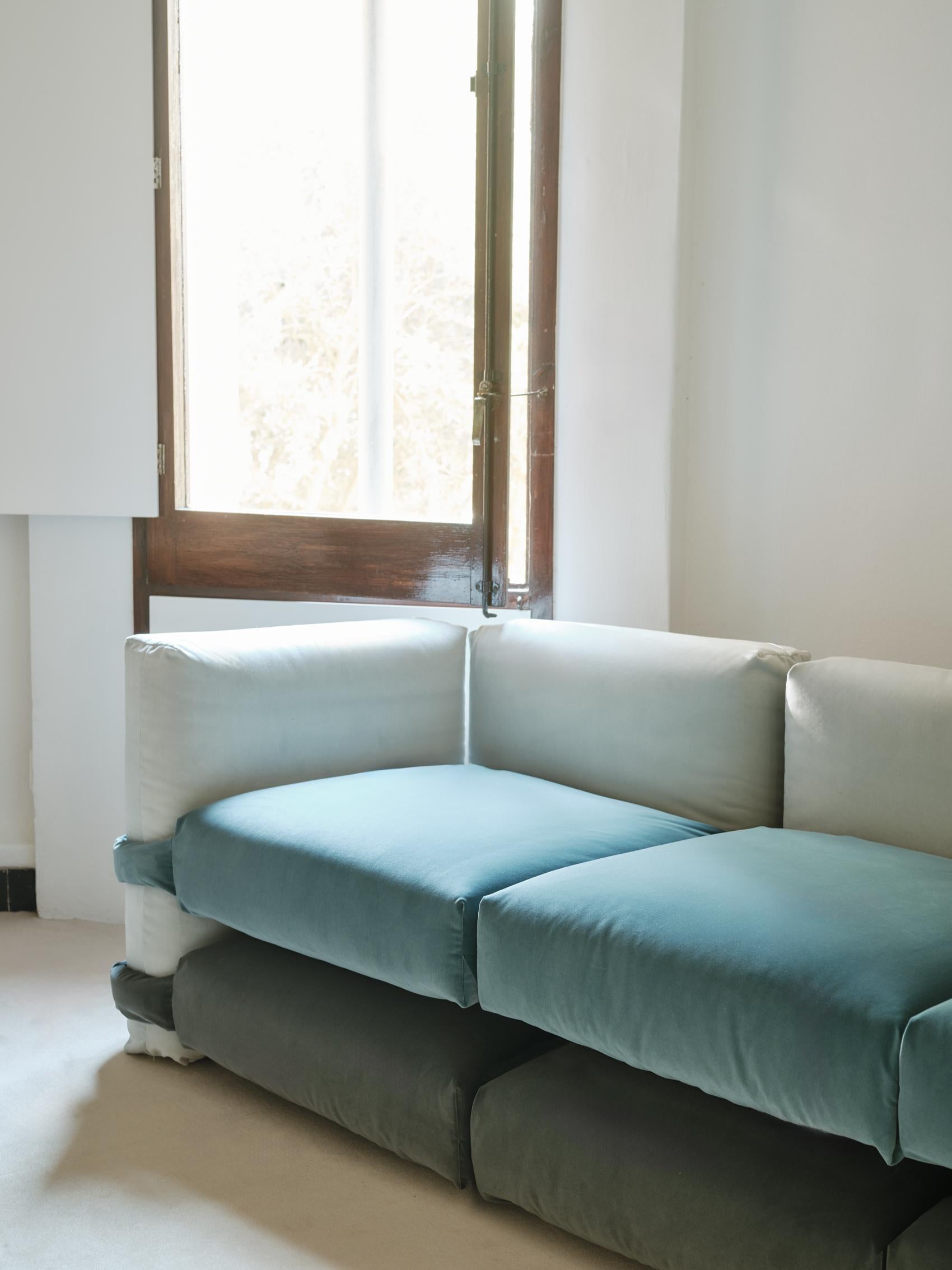 Muller Van Severen, Kissen-Sofa, Maharam, Burgunderrot und Grau, Dreisitzer im Angebot 1
