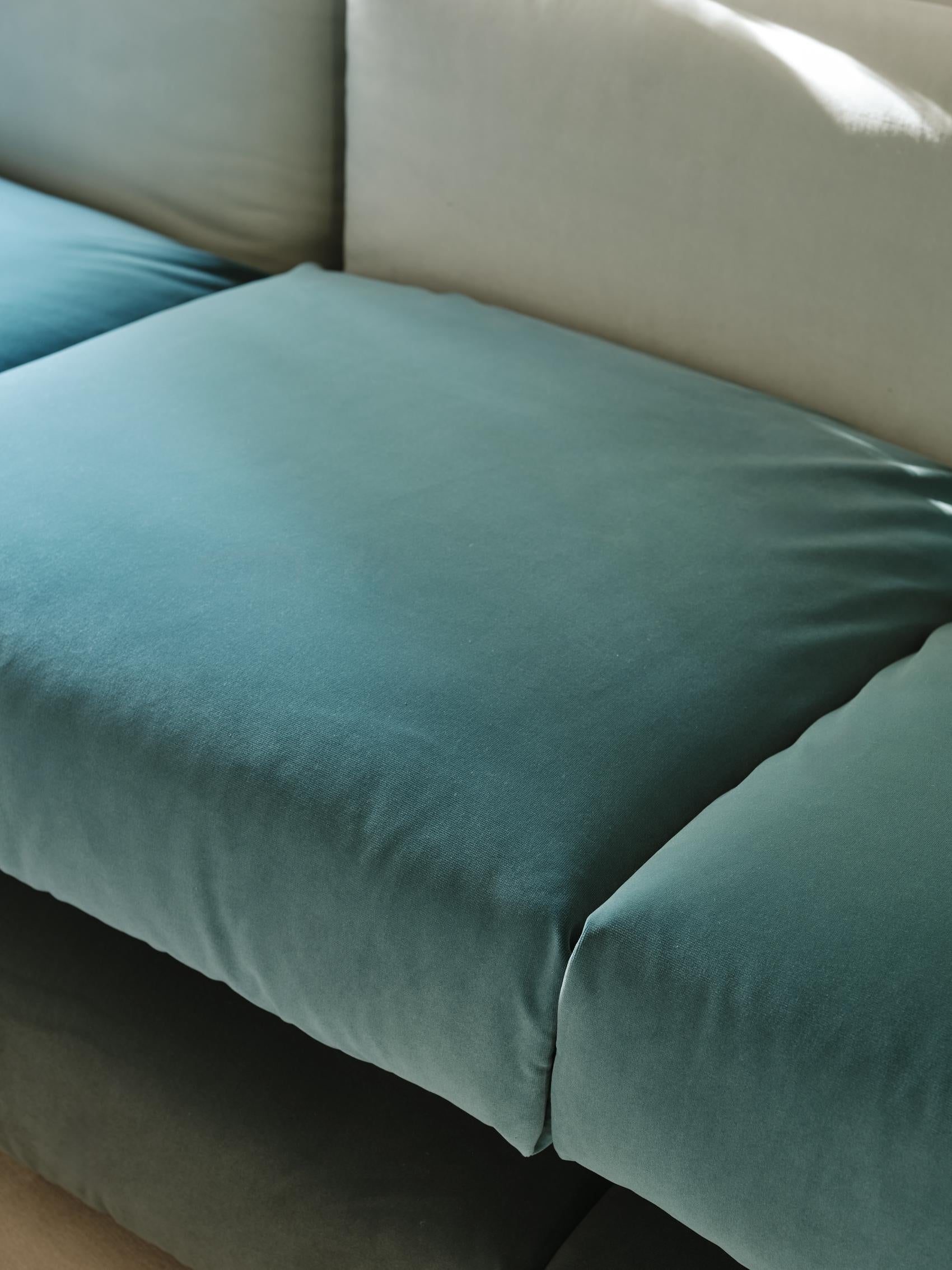 Muller Van Severen, Kissen-Sofa, Maharam, Burgunderrot und Grau, Dreisitzer im Angebot 3