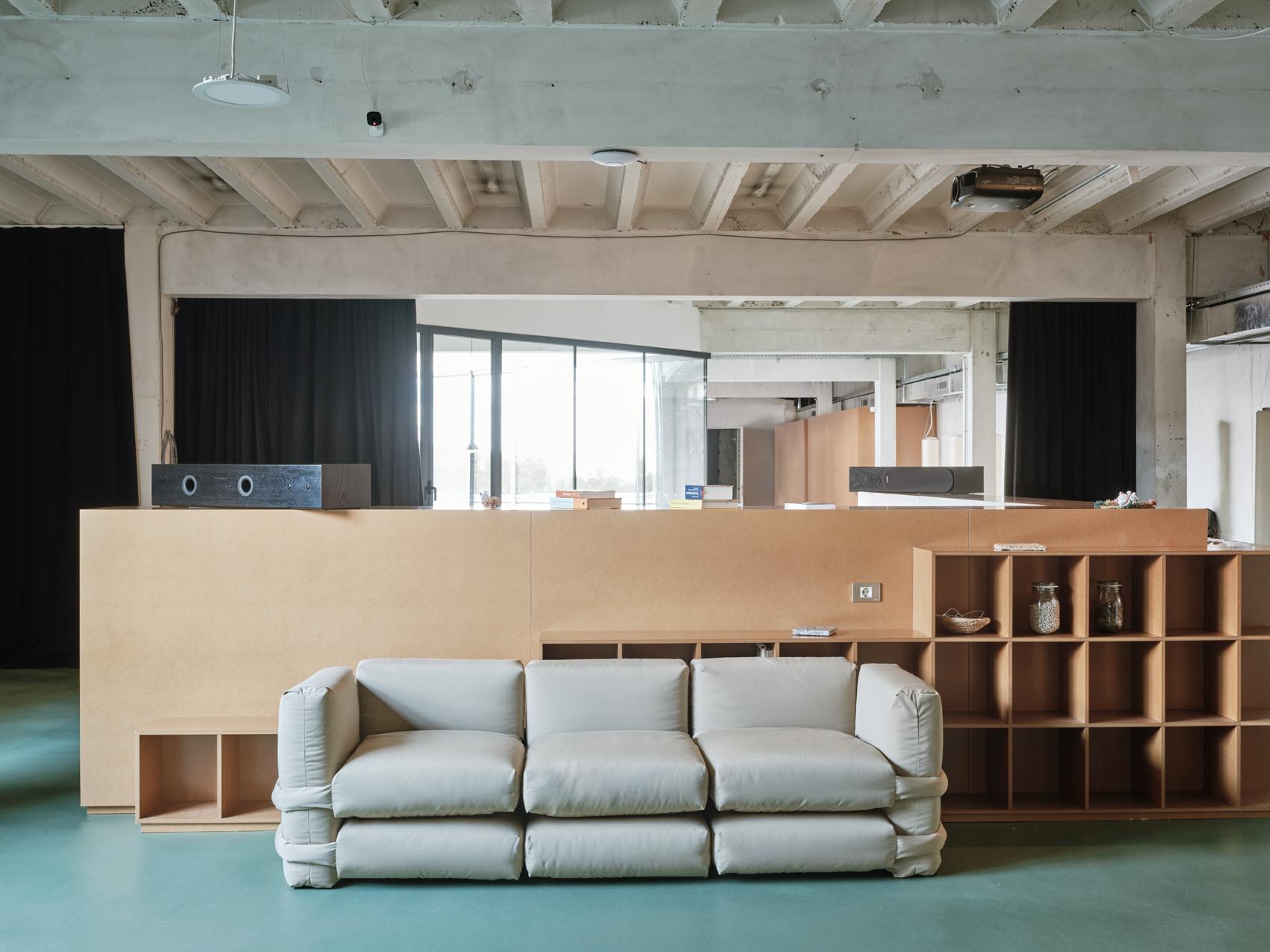 El Sofá Almohada está diseñado por Muller Van Severen y presentado por BD. Este sofá se ha mejorado en un nuevo sistema lúdico y modular. Los cojines independientes son nítidos y de colores intensos, perfectos para combinarlos y crear una fusión de