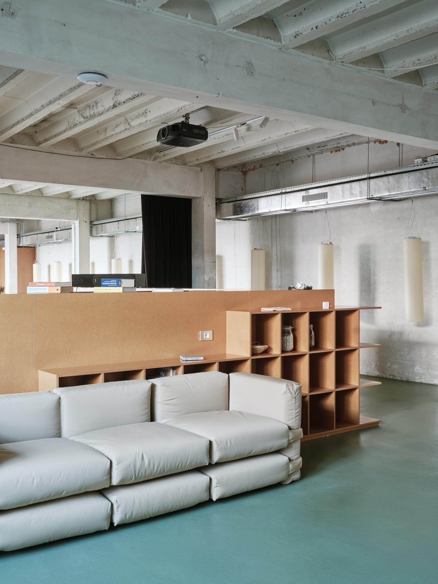 Canapé deux places Muller Van Severen, UV pro, beige en vente 1