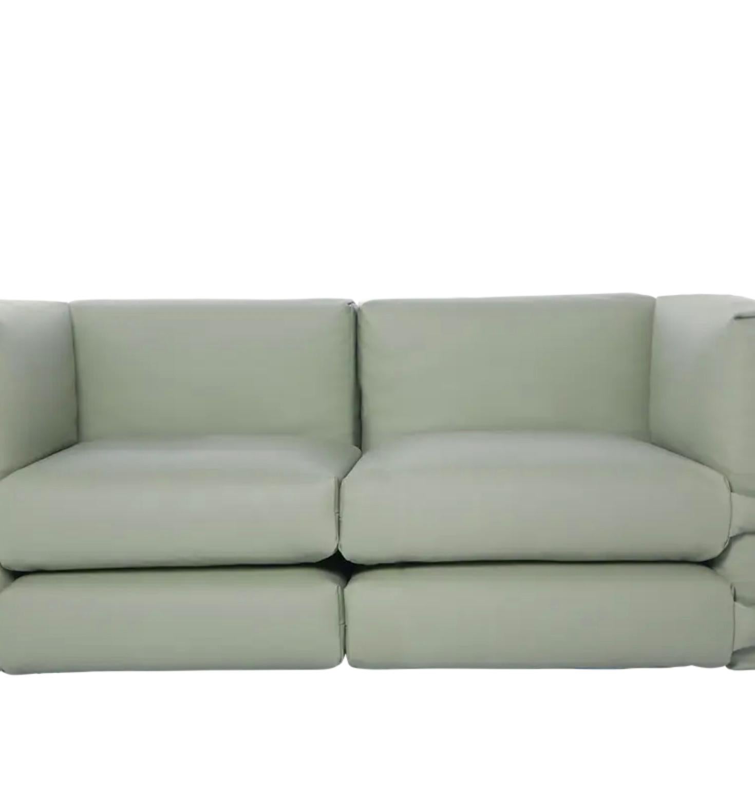 Muller Van Severen Canapé deux places en cuir, blanc, noir, vert menthe Pour Bd Barcelona

Le canapé modulaire Pillow de Muller Van Severen arrive chez BD. Initialement conçu par MVS pour les éditions KASSL, le canapé Pillow a été amélioré en un