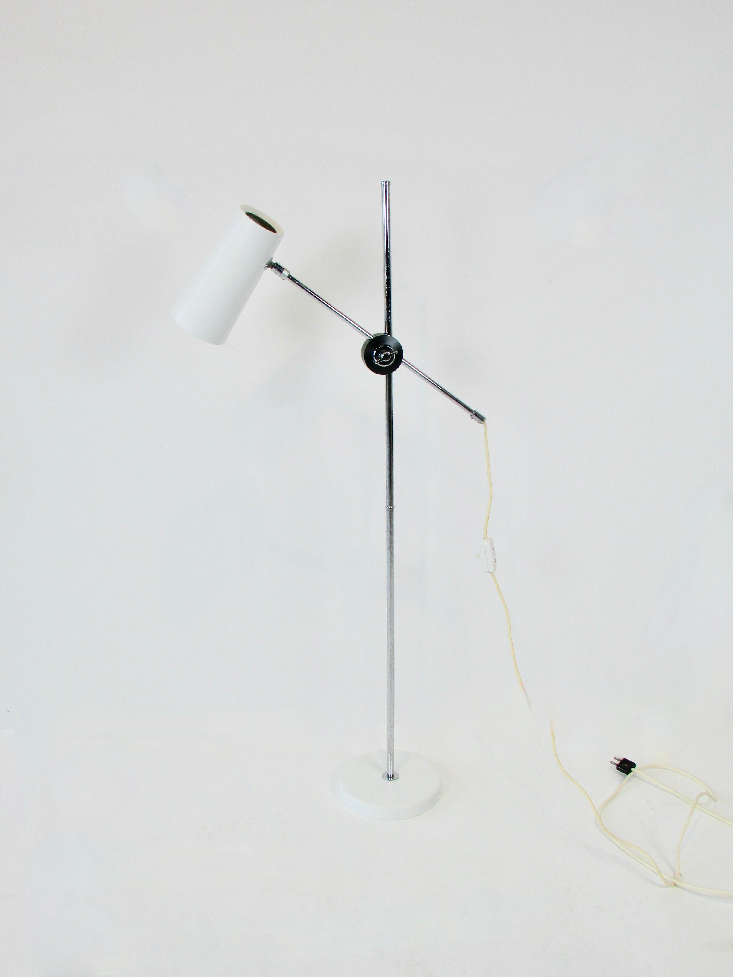 Anders Pehrson a conçu la lampe de travail moderne Multi ajustable. Produit par Ateljie Lyktan Ahus Sweden . 
L'arbre horizontal maintient l'abat-jour conique inclinable avec un diffuseur en lucite blanc à l'arrière. Le diffuseur conserve