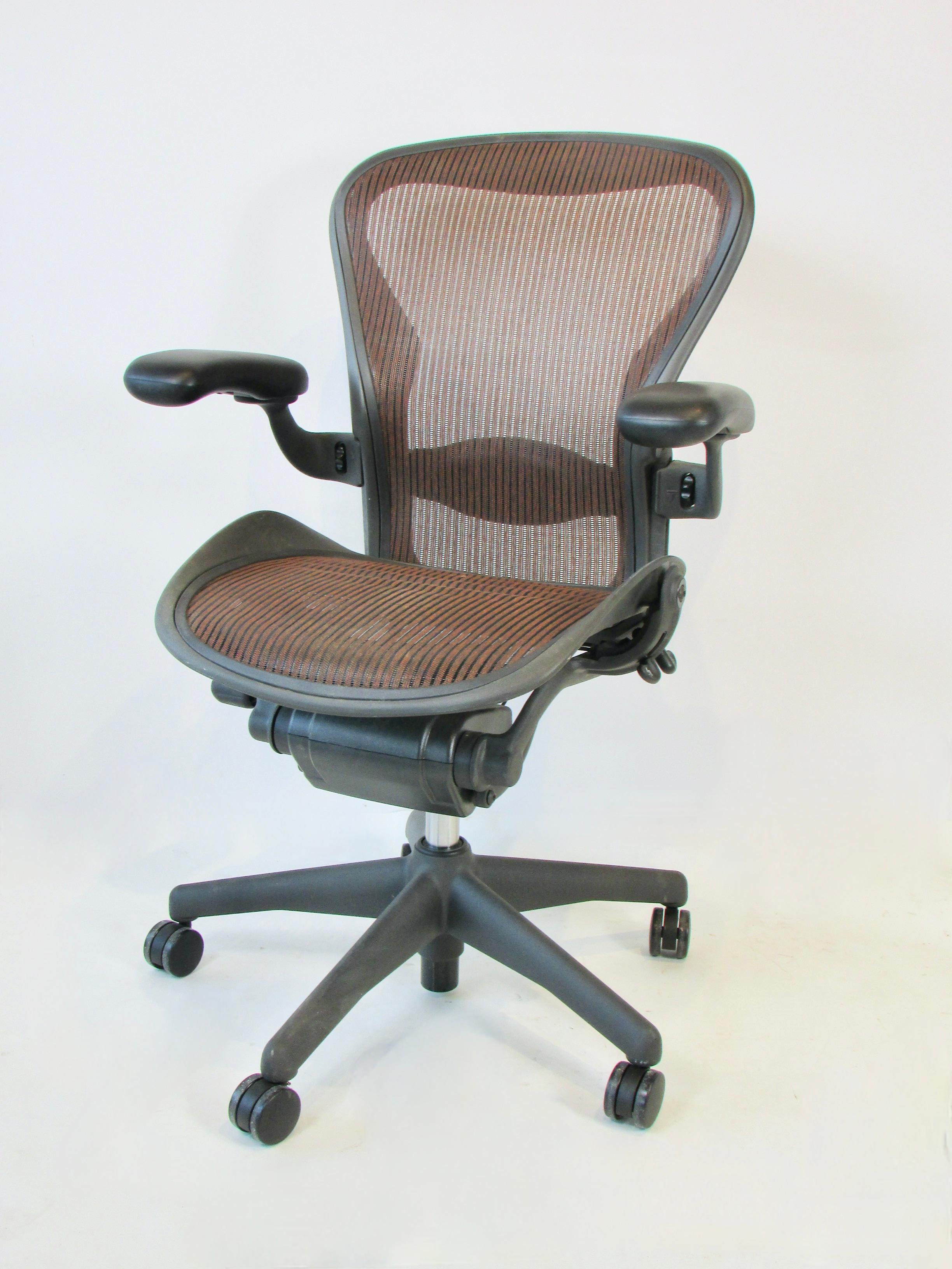 Plastique Herman Miller Aeron Classic, fauteuil à bascule réglable et pivotant multi-ajustable  Chaise de bureau de bureau en vente