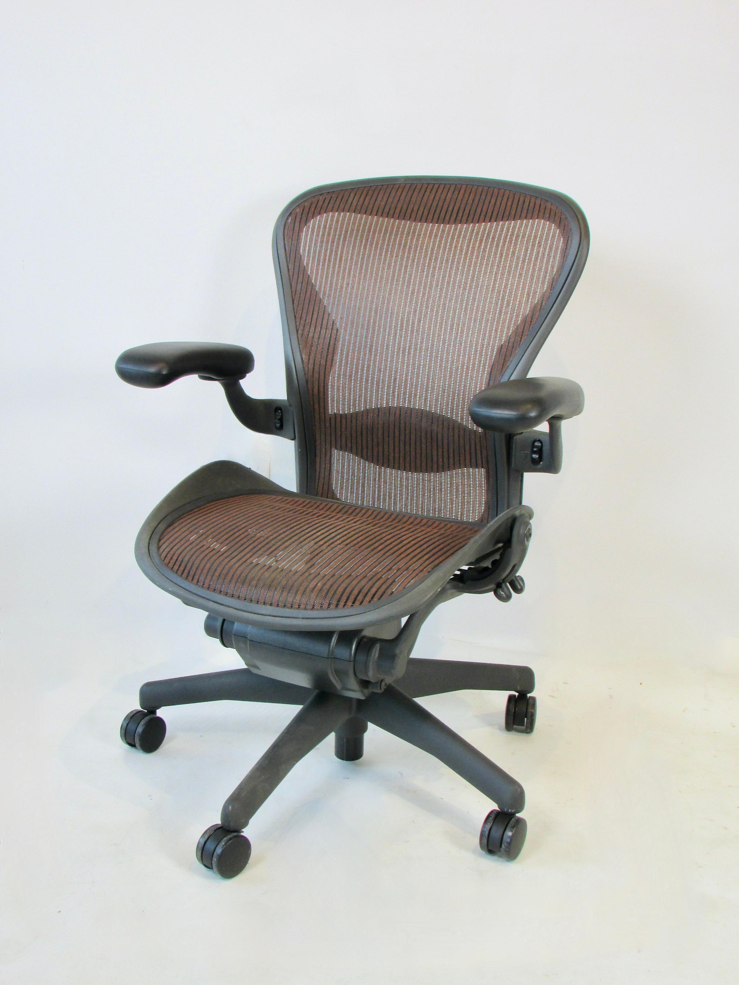 Herman Miller Aeron Classic, fauteuil à bascule réglable et pivotant multi-ajustable  Chaise de bureau de bureau en vente 1