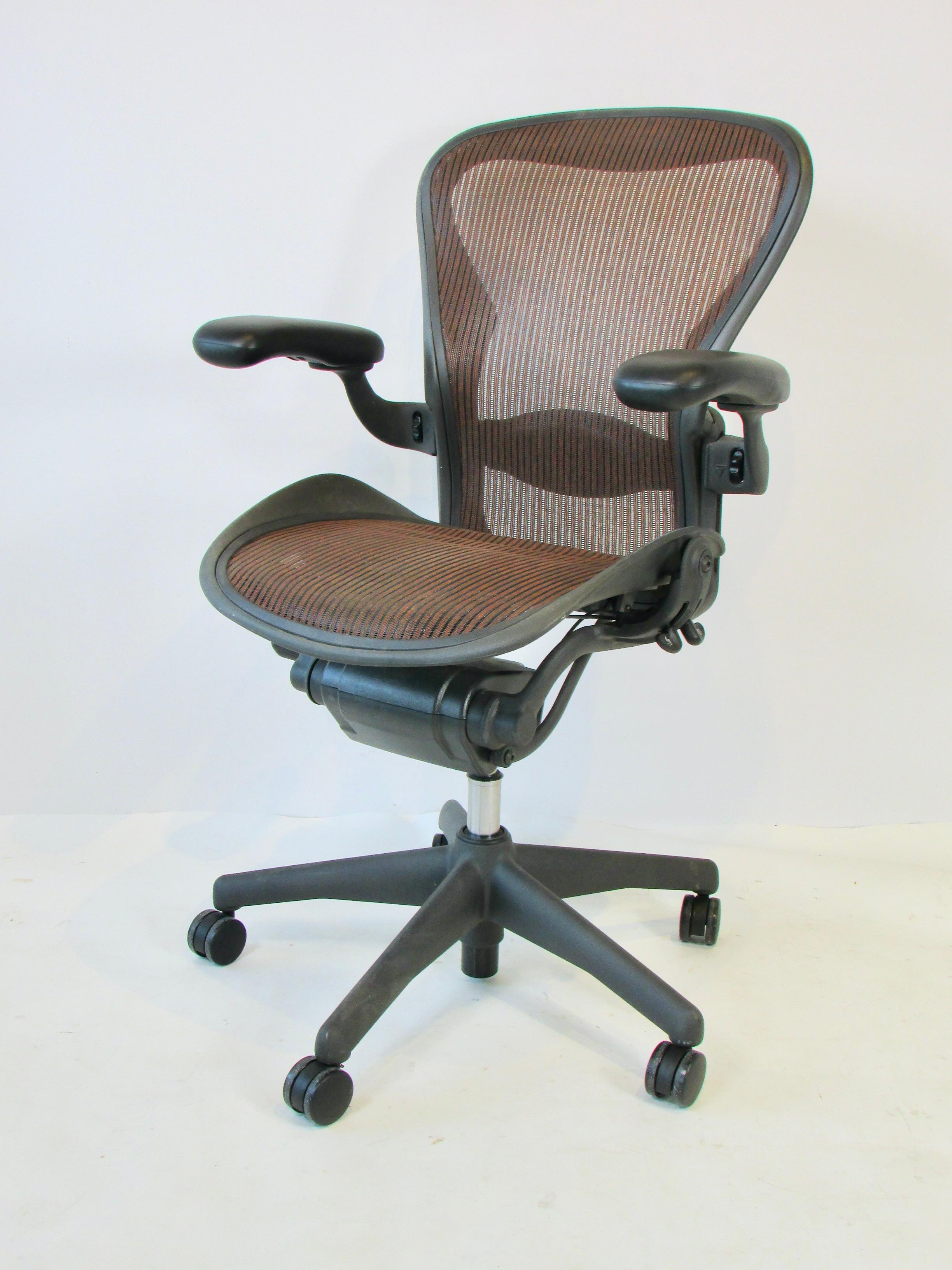 Herman Miller Aeron Classic, fauteuil à bascule réglable et pivotant multi-ajustable  Chaise de bureau de bureau en vente 2