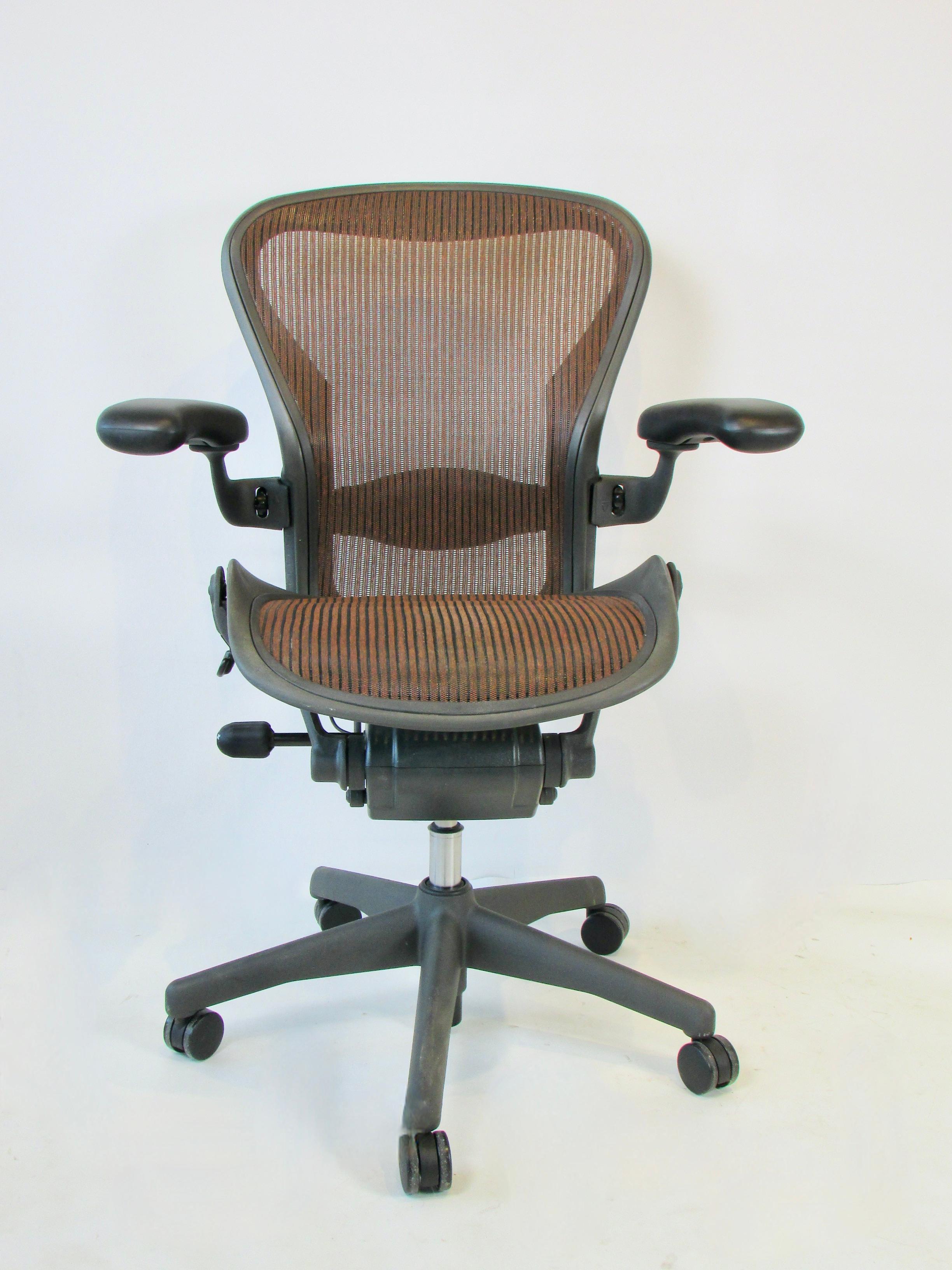 Herman Miller Aeron Classic, fauteuil à bascule réglable et pivotant multi-ajustable  Chaise de bureau de bureau en vente 3