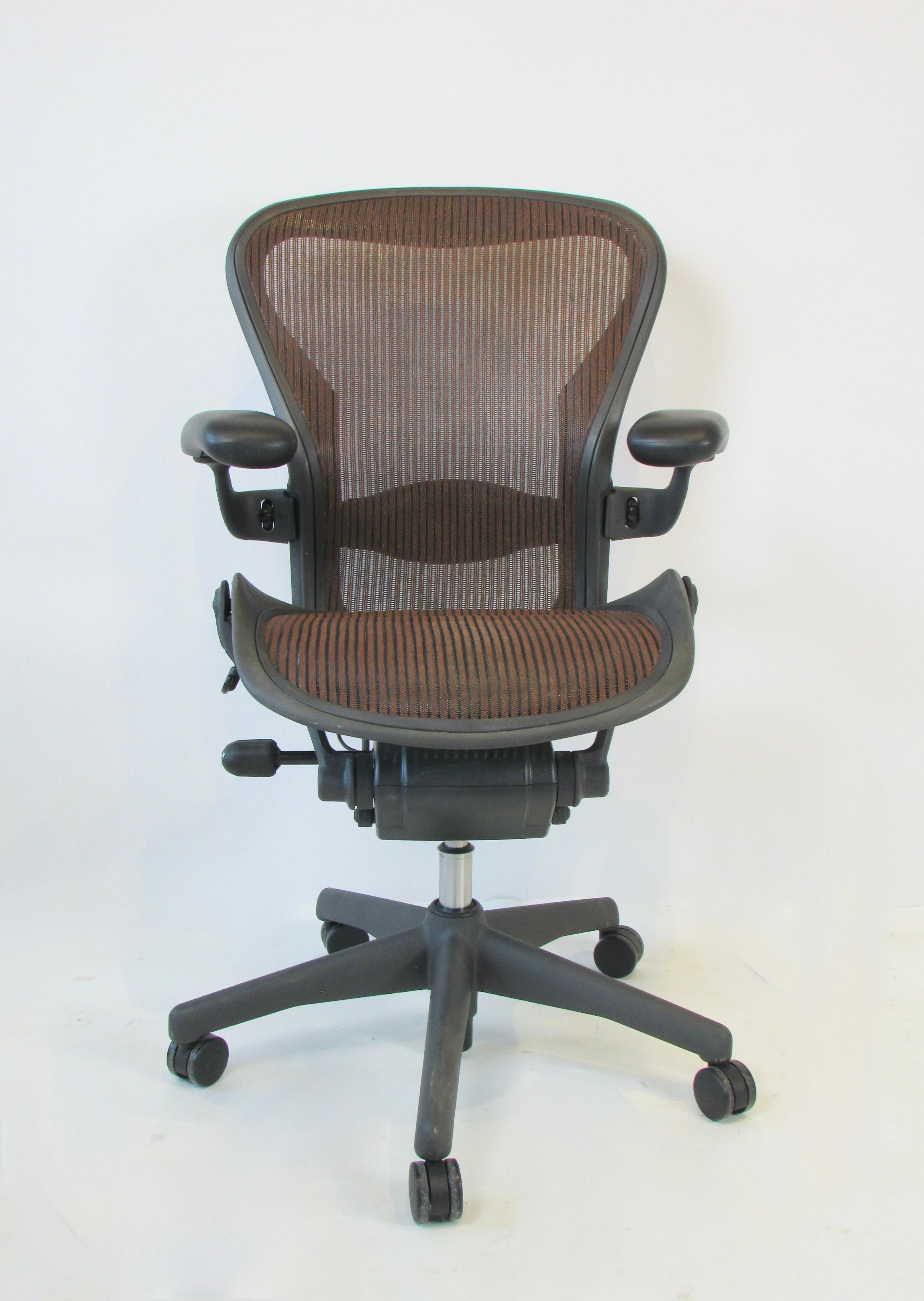 Herman Miller Aeron Classic, fauteuil à bascule réglable et pivotant multi-ajustable  Chaise de bureau de bureau en vente 4