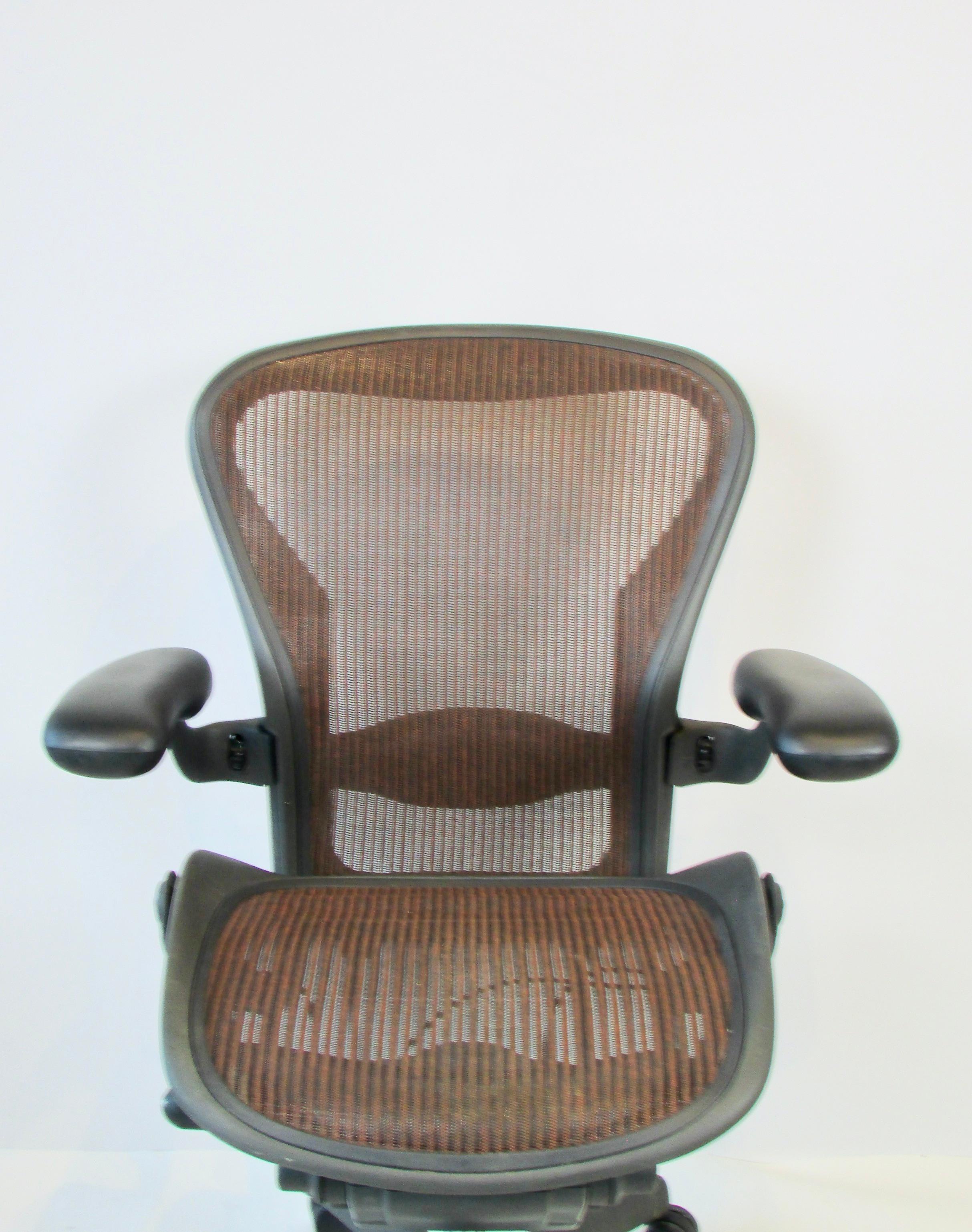 Herman Miller Aeron Classic, fauteuil à bascule réglable et pivotant multi-ajustable  Chaise de bureau de bureau en vente 5