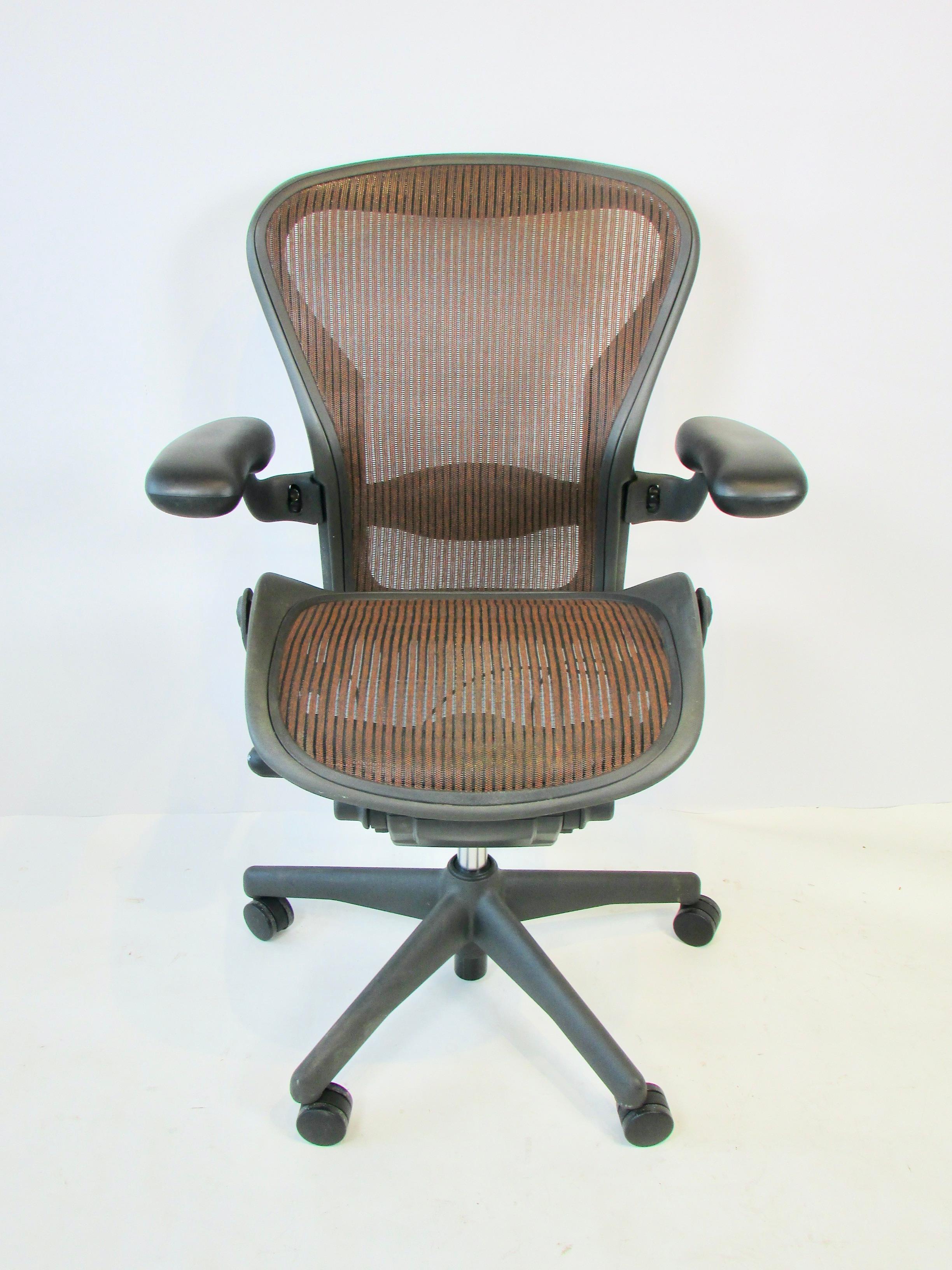 Herman Miller Aeron Classic, fauteuil à bascule réglable et pivotant multi-ajustable  Chaise de bureau de bureau en vente 6