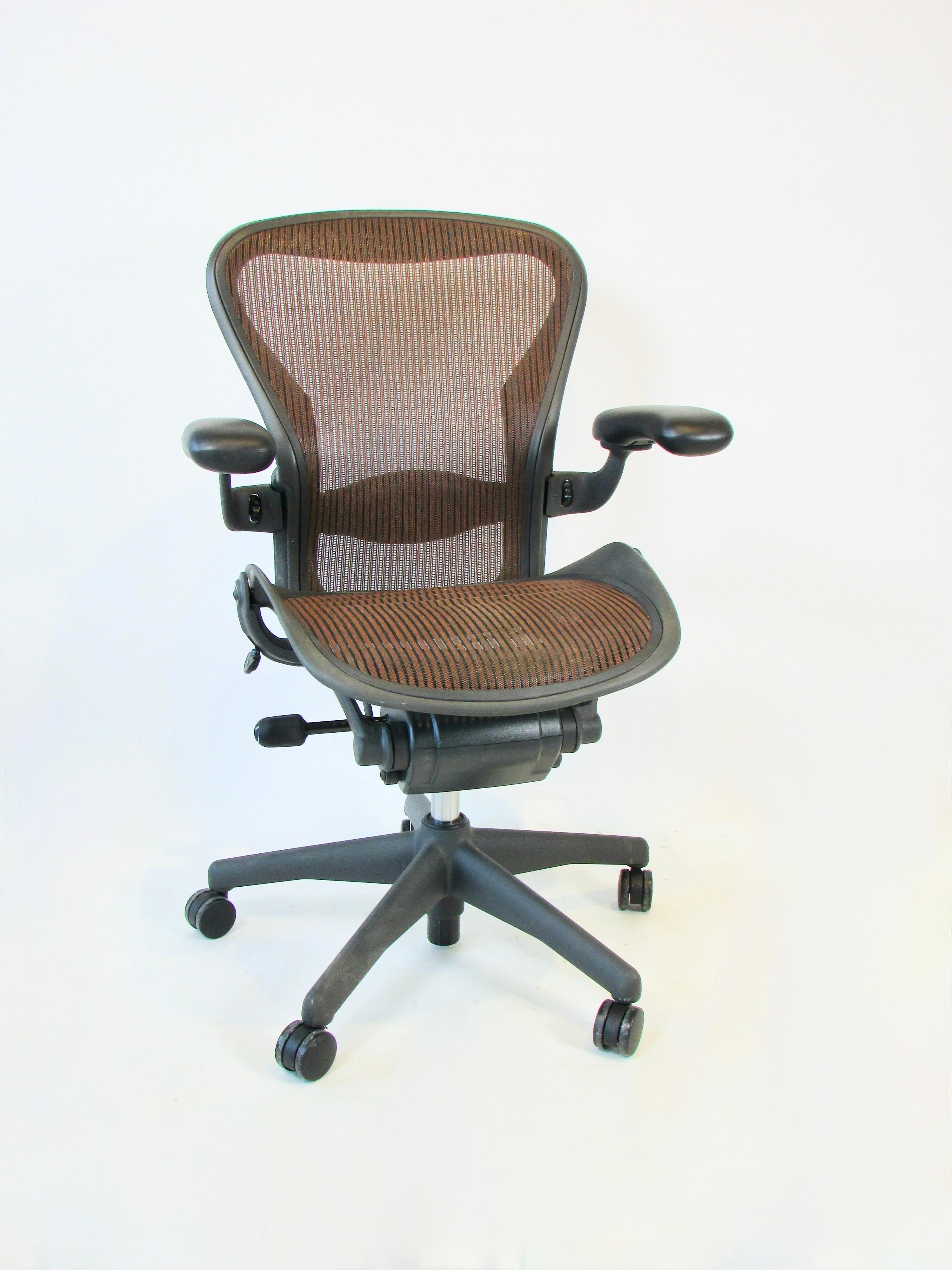 Entworfen von Bill Stumpf und Don Chadwick für Herman Miller. Der Aeron-Stuhl revolutionierte mit seinem frischen Design das Sitzen im Büro. Pellicle-Federmaterial und eine patentierte Posture Fit-Rückenstütze sorgen für eine ideale Sitzposition.