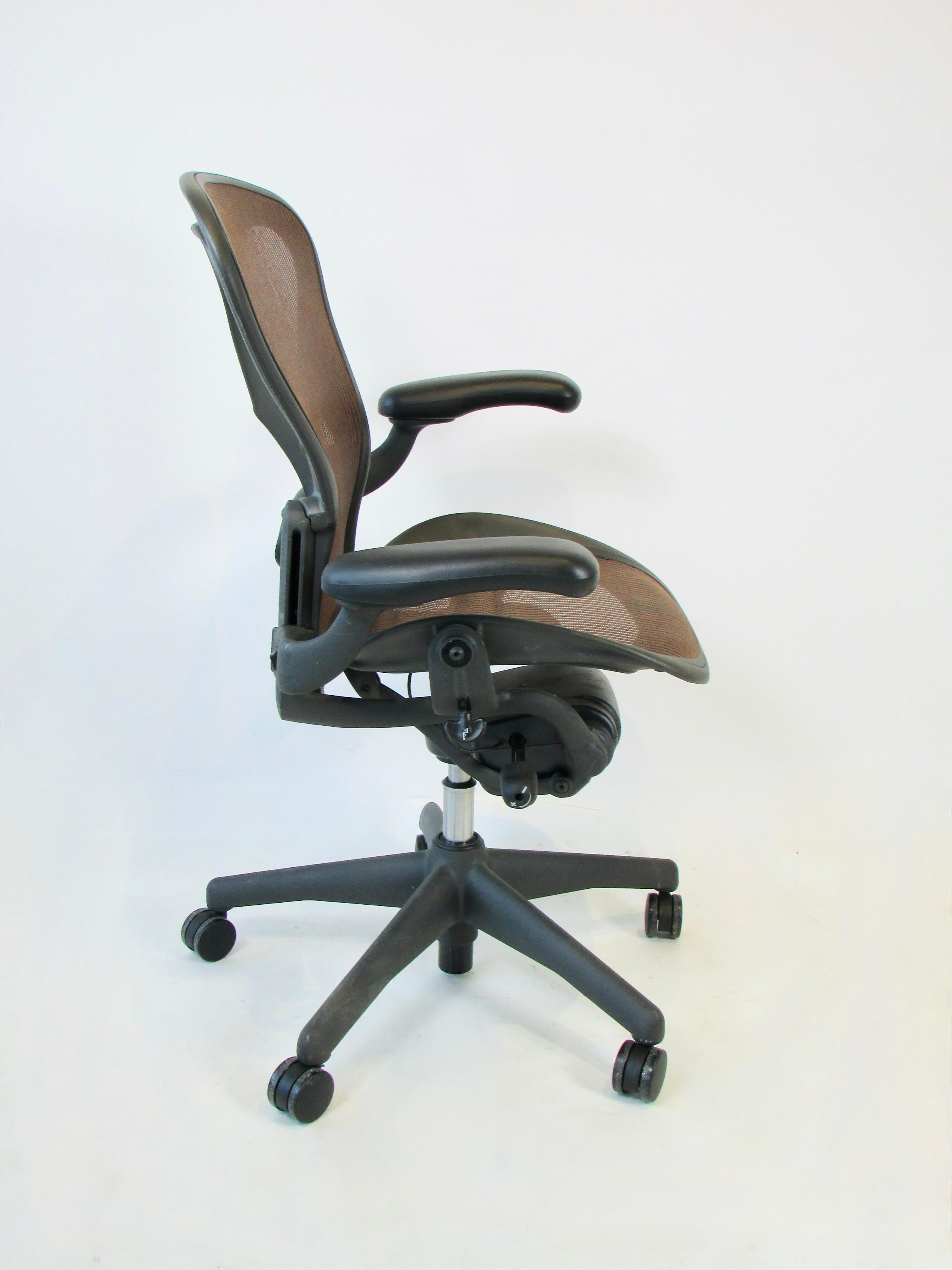 Postmoderne Herman Miller Aeron Classic, fauteuil à bascule réglable et pivotant multi-ajustable  Chaise de bureau de bureau en vente
