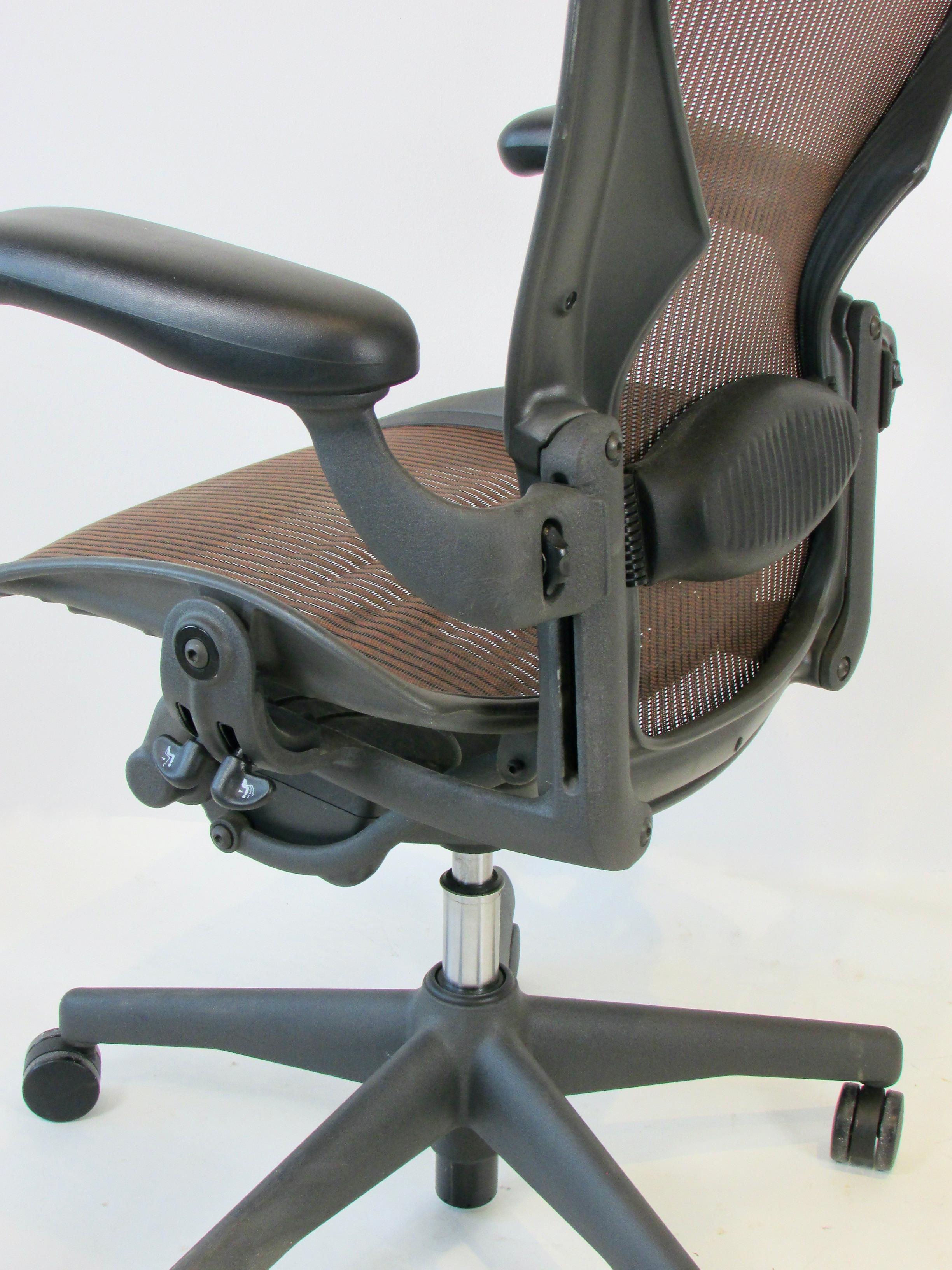 Herman Miller Aeron Classic, fauteuil à bascule réglable et pivotant multi-ajustable  Chaise de bureau de bureau Bon état - En vente à Ferndale, MI