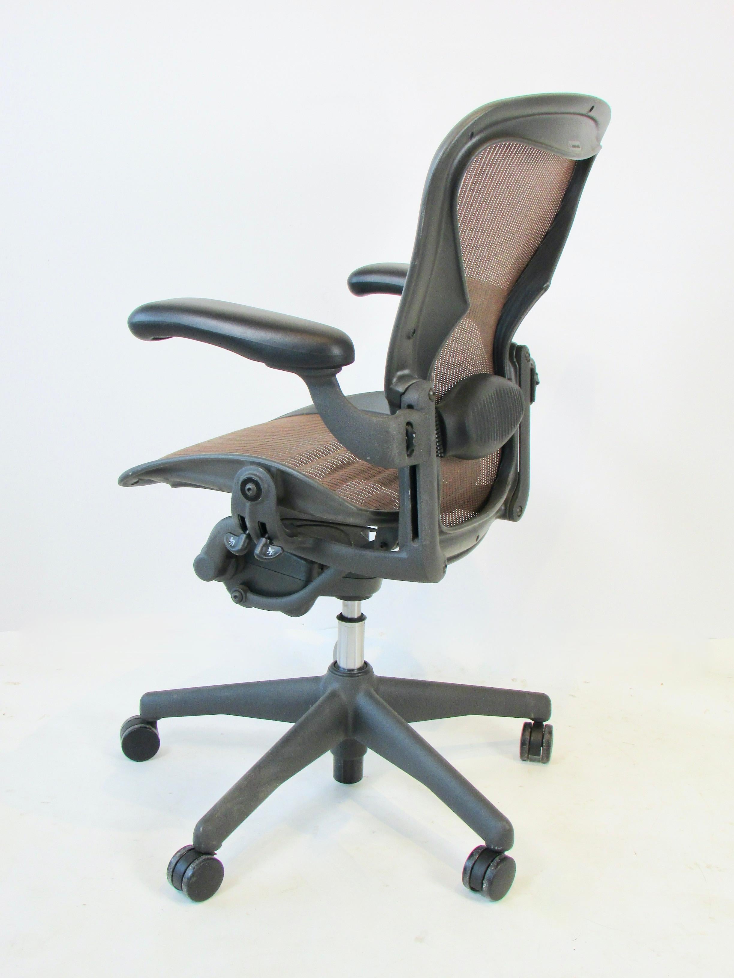 Multi Adjustable Tilt and Swivel Herman Miller Aeron Classic  Office Desk Chair In Good Condition For Sale In Ferndale, MI