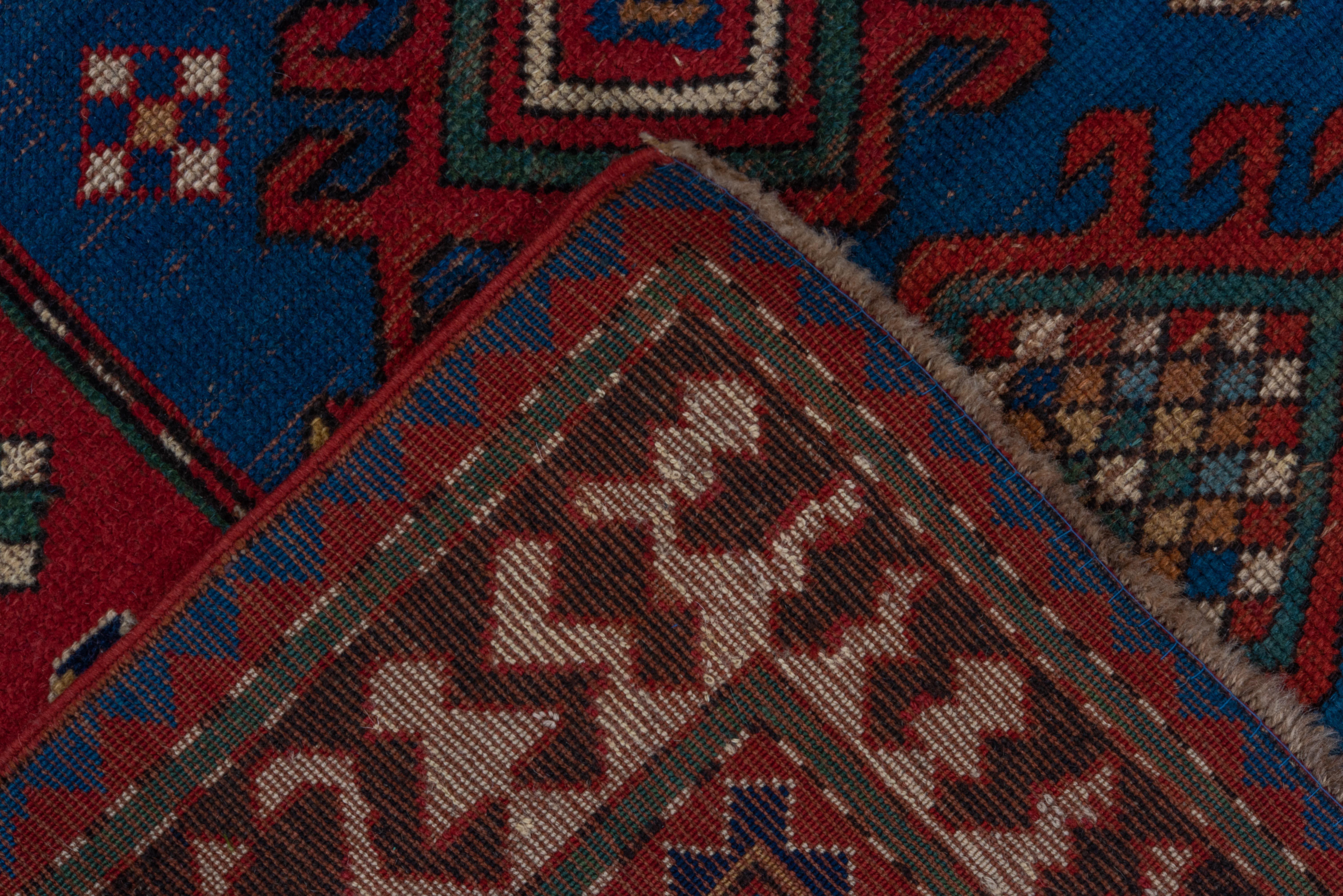 Mehrschichtige Kasachstan mit geometrischem Einfluss der Stammeskunst in Rot und Blau (Frühes 20. Jahrhundert) im Angebot