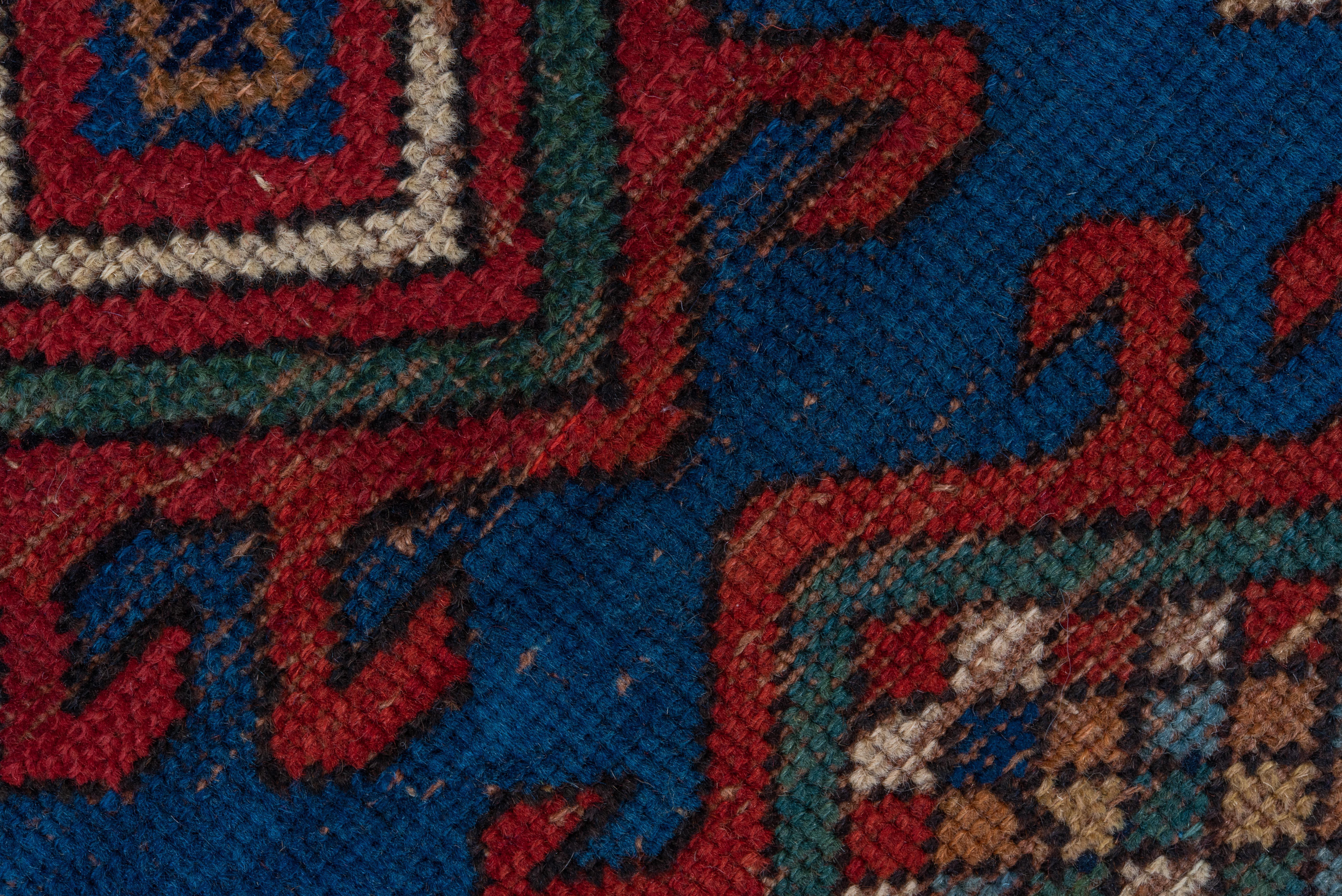 Mehrschichtige Kasachstan mit geometrischem Einfluss der Stammeskunst in Rot und Blau im Angebot 1