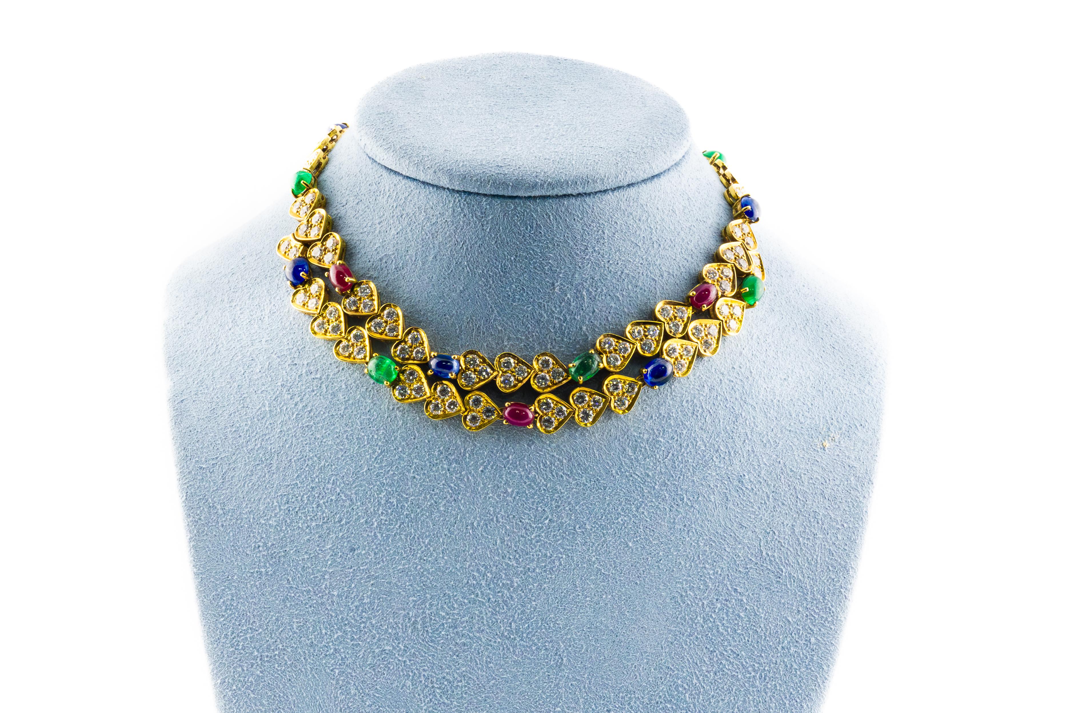 Collana a cuore con gemme multi cabochon e diamanti

Questa elegante collana in oro 18 carati è una vibrante composizione di gemme cabochon e diamanti, che incarna il lusso e la bellezza senza tempo. Incastonato con ricchi rubini, zaffiri e
