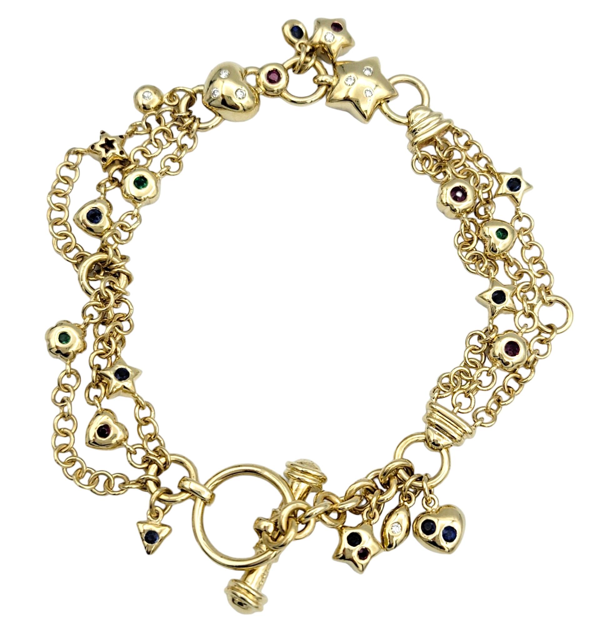 Eleganza senza tempo con questo squisito braccialetto con charm di pietre preziose a più catene. Questo lussuoso pezzo presenta una cascata di catene delicate, ognuna realizzata in oro giallo 14K di alta qualità, che irradiano una luce calda e