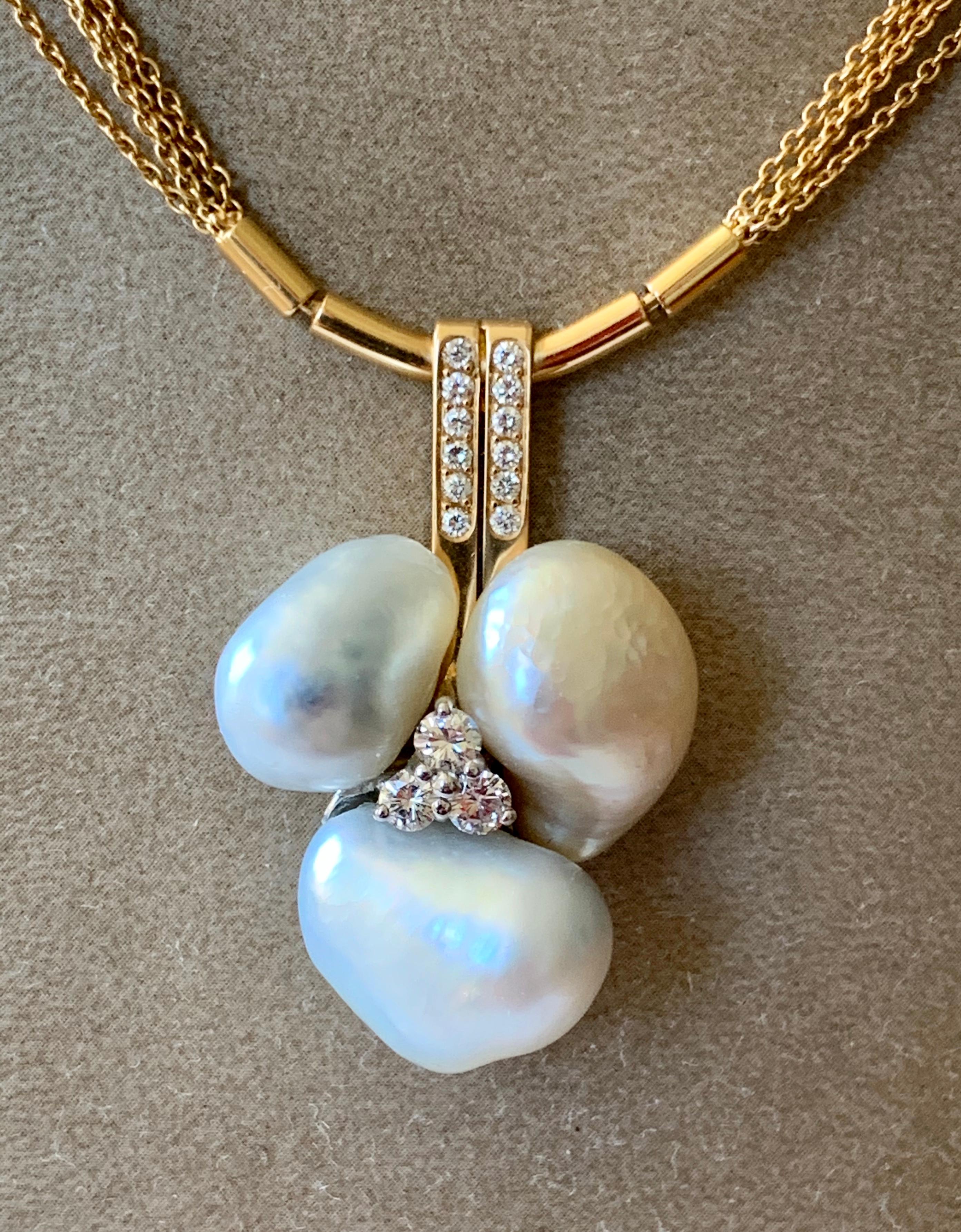 Contemporain Collier à plusieurs chaînes avec pendentif avec diamants et perles baroques signé Binder en vente