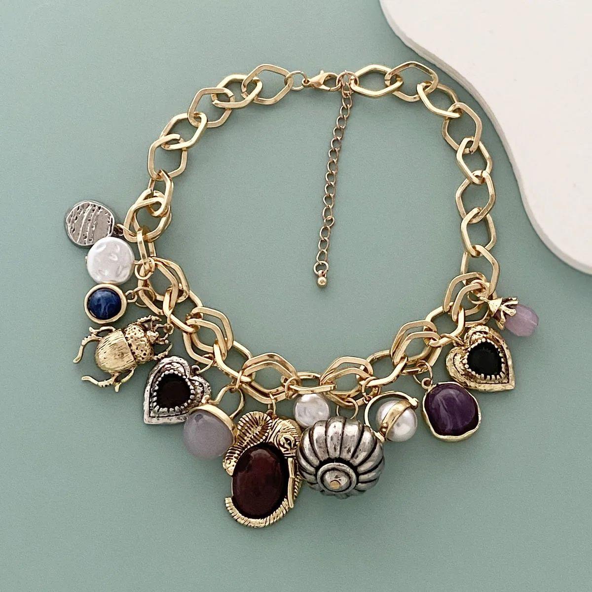 Collier Vintage à breloques multiples et à maillons ouverts en or en vente 1