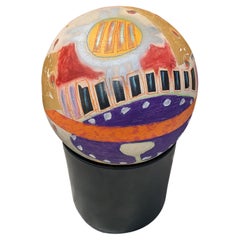Mehrfarbige Kugel-Skulptur auf einem Gainey-Keramik-Pflanzgefäß aus schwarzer Ton – 2er-Set