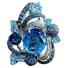 Anillo de oro blanco de 14 quilates con pavé de topacio azul multicolor, zafiro azul y diamantes blancos