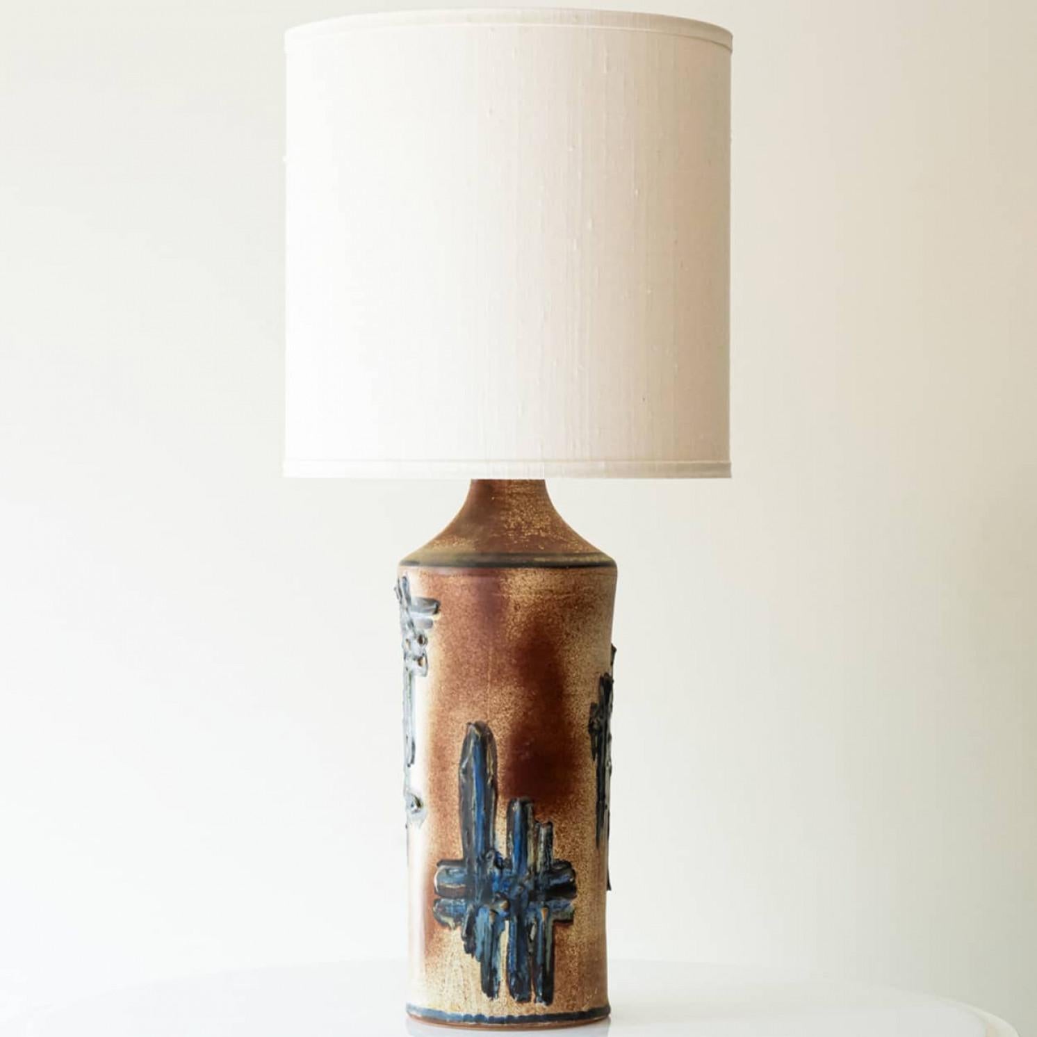 Schwere Tisch- oder Stehlampe aus Keramik, 1970er Jahre.

Dieser Lampensockel verleiht jedem Interieur eine raffinierte Eleganz und eine reizvolle Optik. Mit seiner schönen Form bietet er eine einzigartige Präsenz.

Dieser Sockel mit dunkelblauen,
